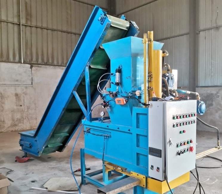 2024 New design automatic hydraulic 1kg per bag wood shaving sawdust bagging press baler packing machine for horse bedding