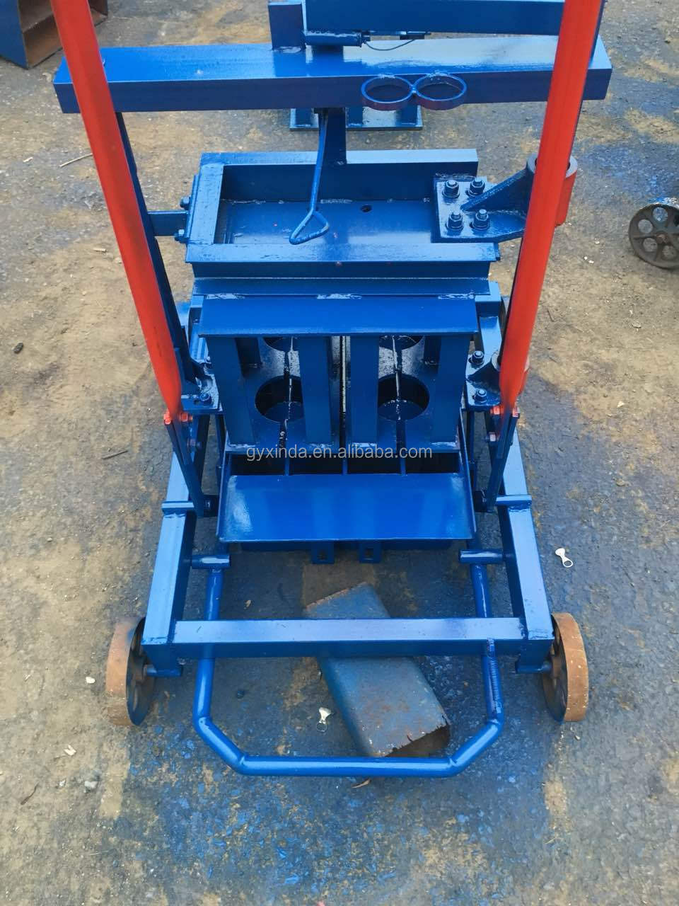 Low cost mobile egg laying type simple operation cement concrete brick making machine