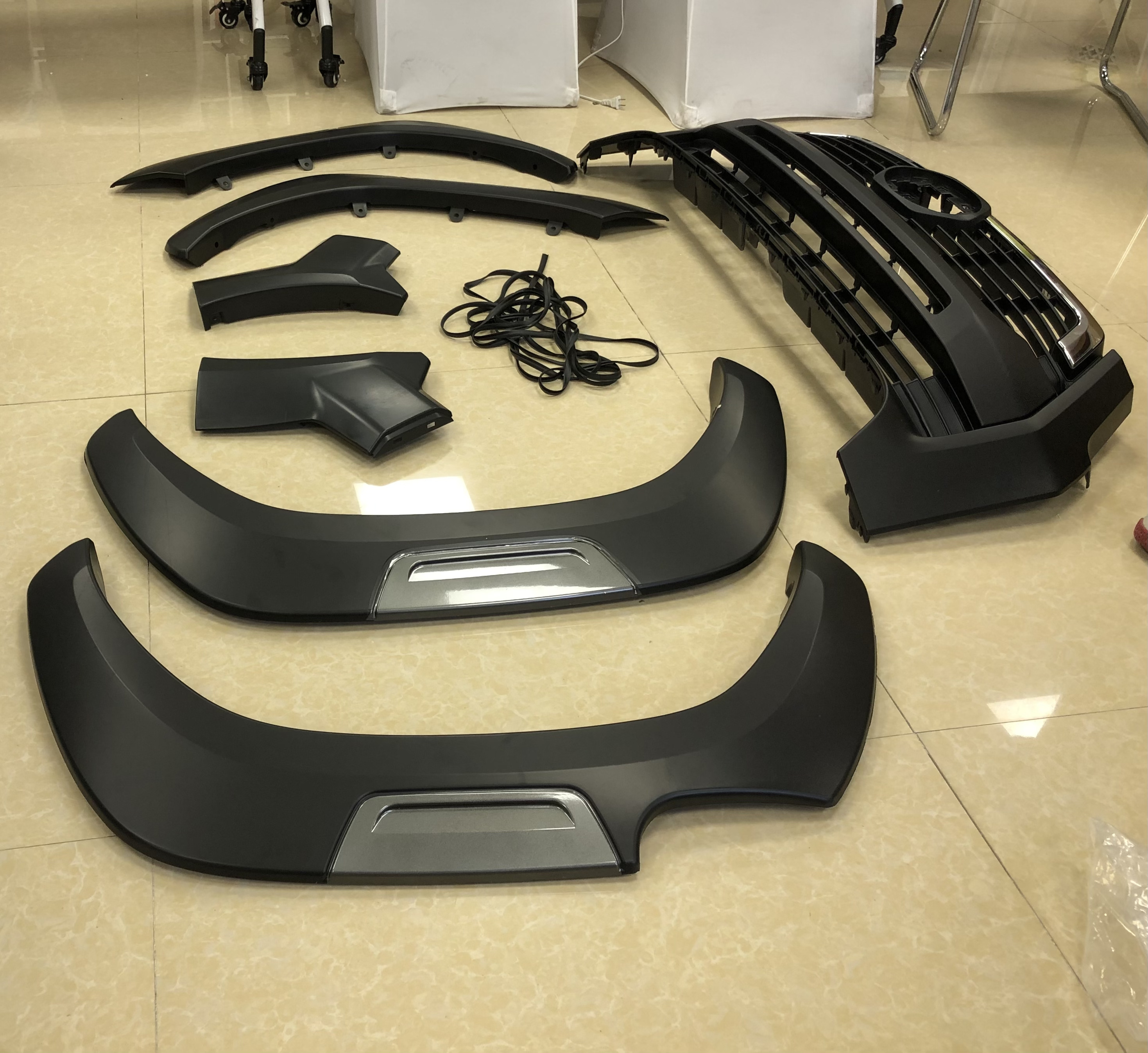 Pickup 4x4 Car Accessories Front Bumper Body Kit for Toyota Hilux 2004 Vigo upgrade to Rocco 2020