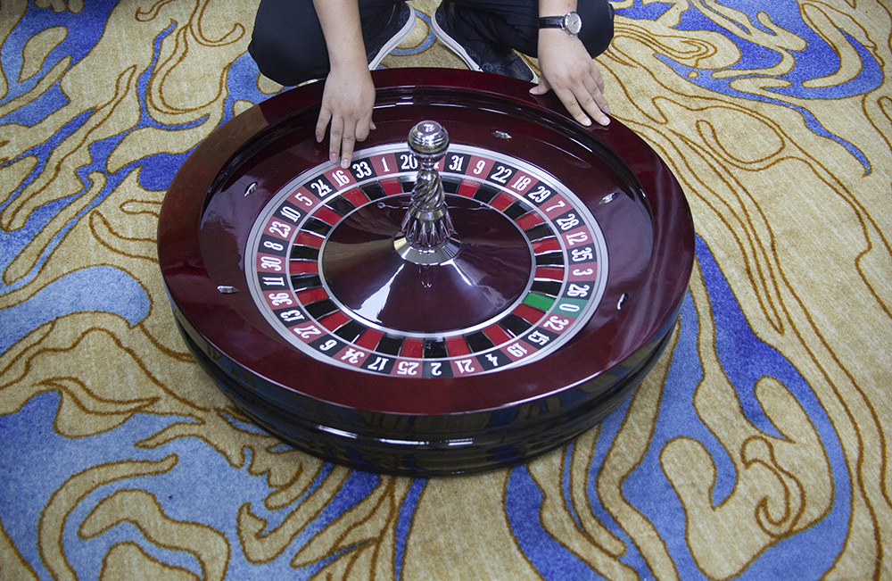 High quality luxury casino gambling wheel 32 inch Roulette Wheel is applicable to casinos