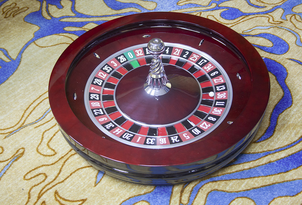 Hot selling luxury high-quality solid wood 32 inch roulette table red brown Russian roulette for casino