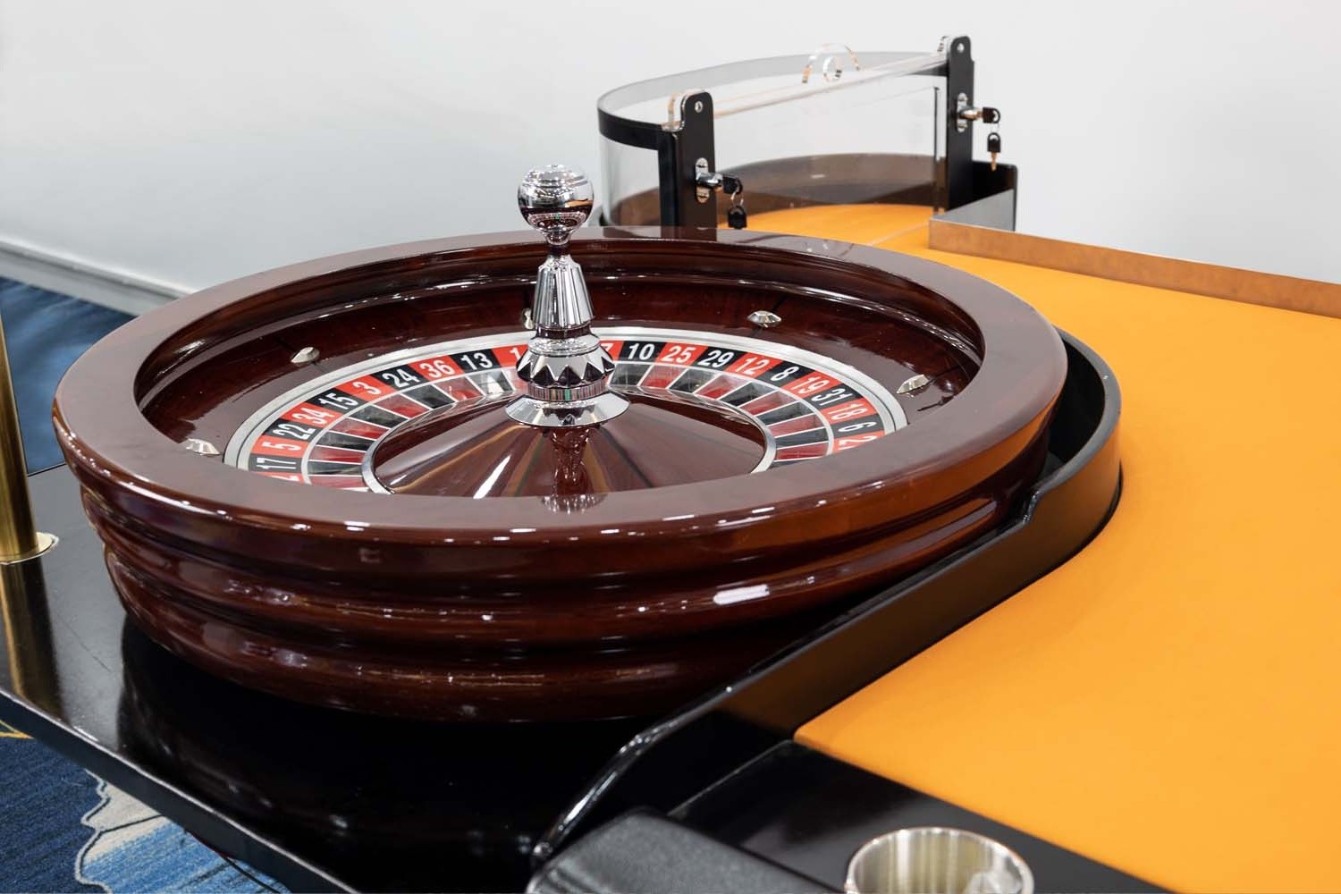 Customized luxury high-quality roulette table High quality cheap roulette table for casino