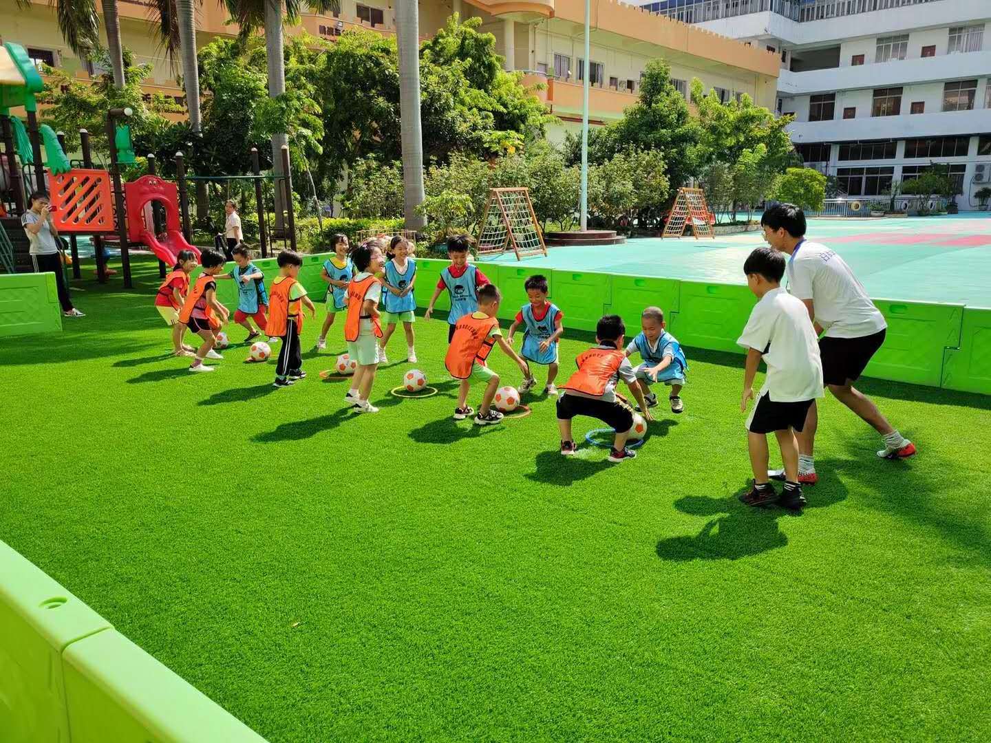 Hot selling  Non-infill football grass artificial landscaping turf high quality and non toxic good for children