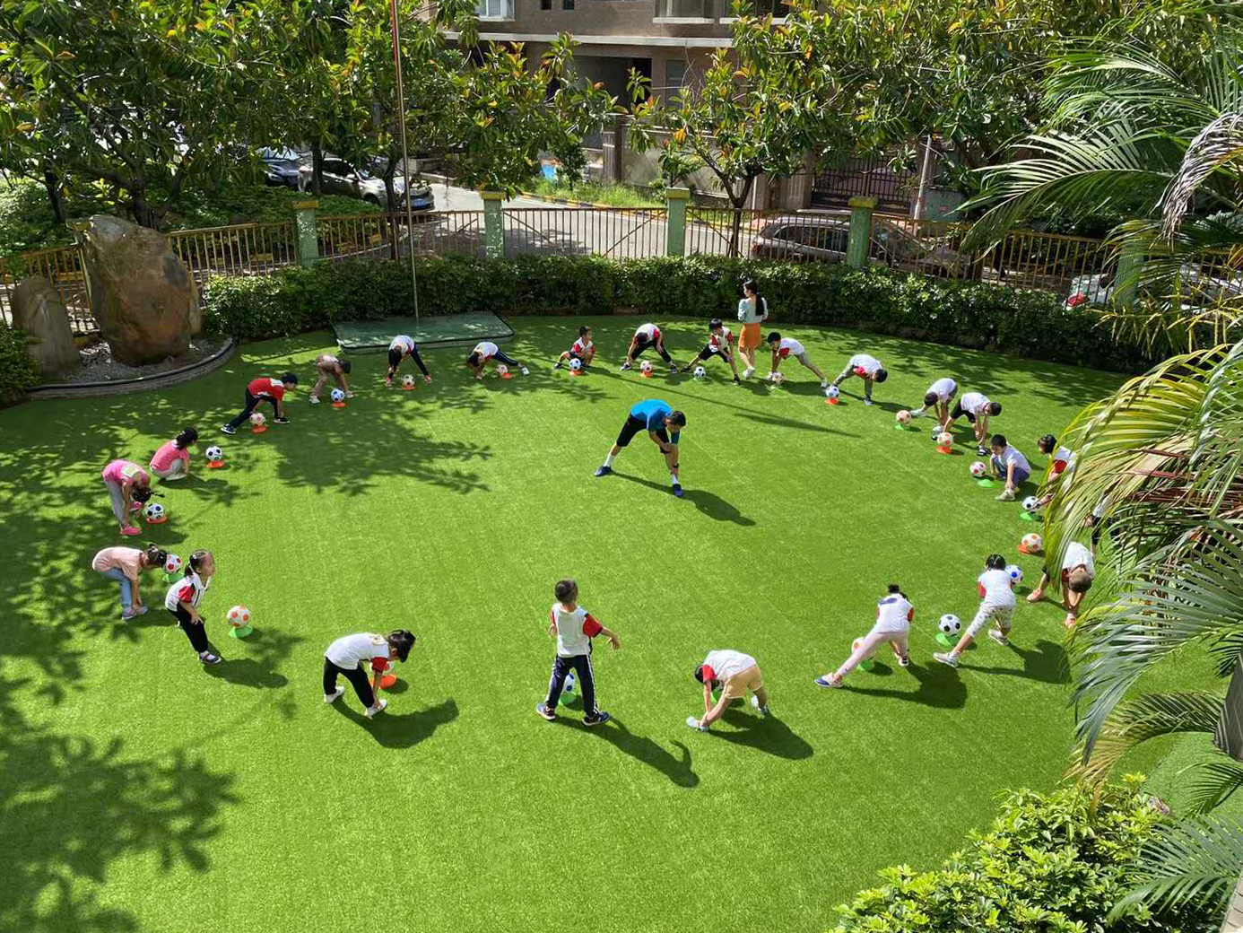 Hot selling  Non-infill football grass artificial landscaping turf high quality and non toxic good for children