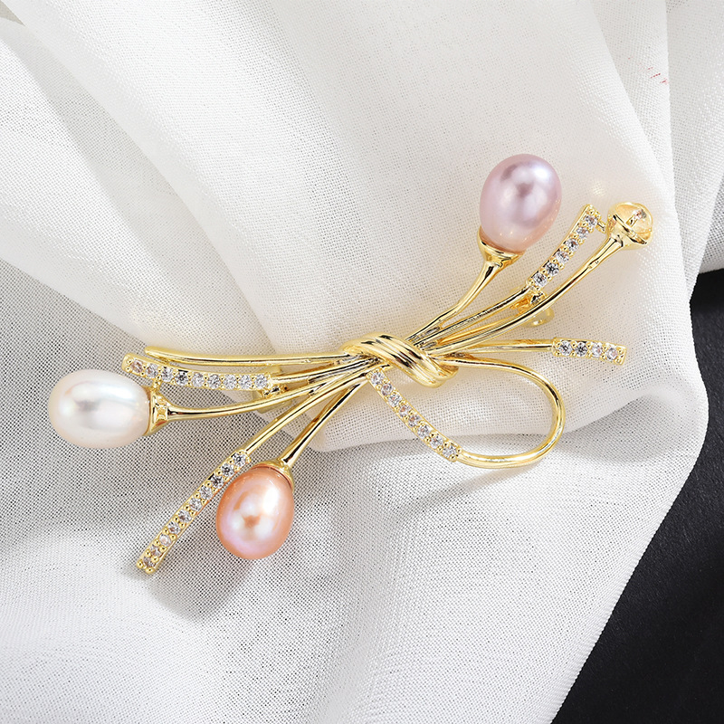 2023 Latest Style Chic Design Bowknot Pearl Brooch Brass Metal Women Brooch Zircon Jewelry Custom Wedding Party Gift Brooch