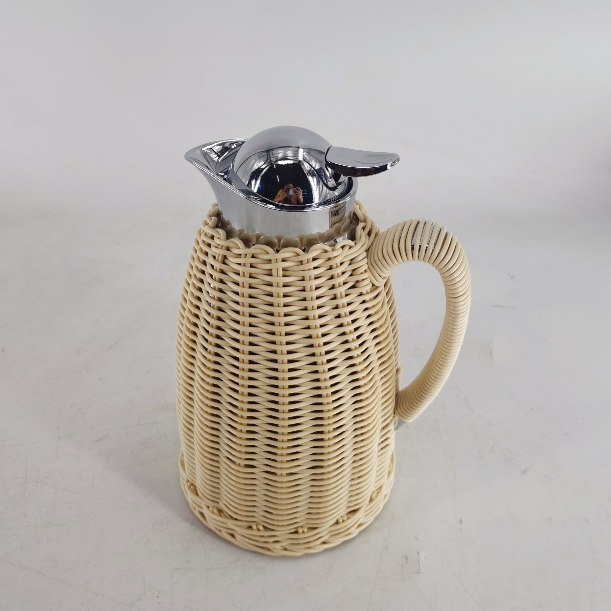 Newborn high quality customized hand made rattan stainless steel vacuum insulated water bottle thermos tea coffee pot