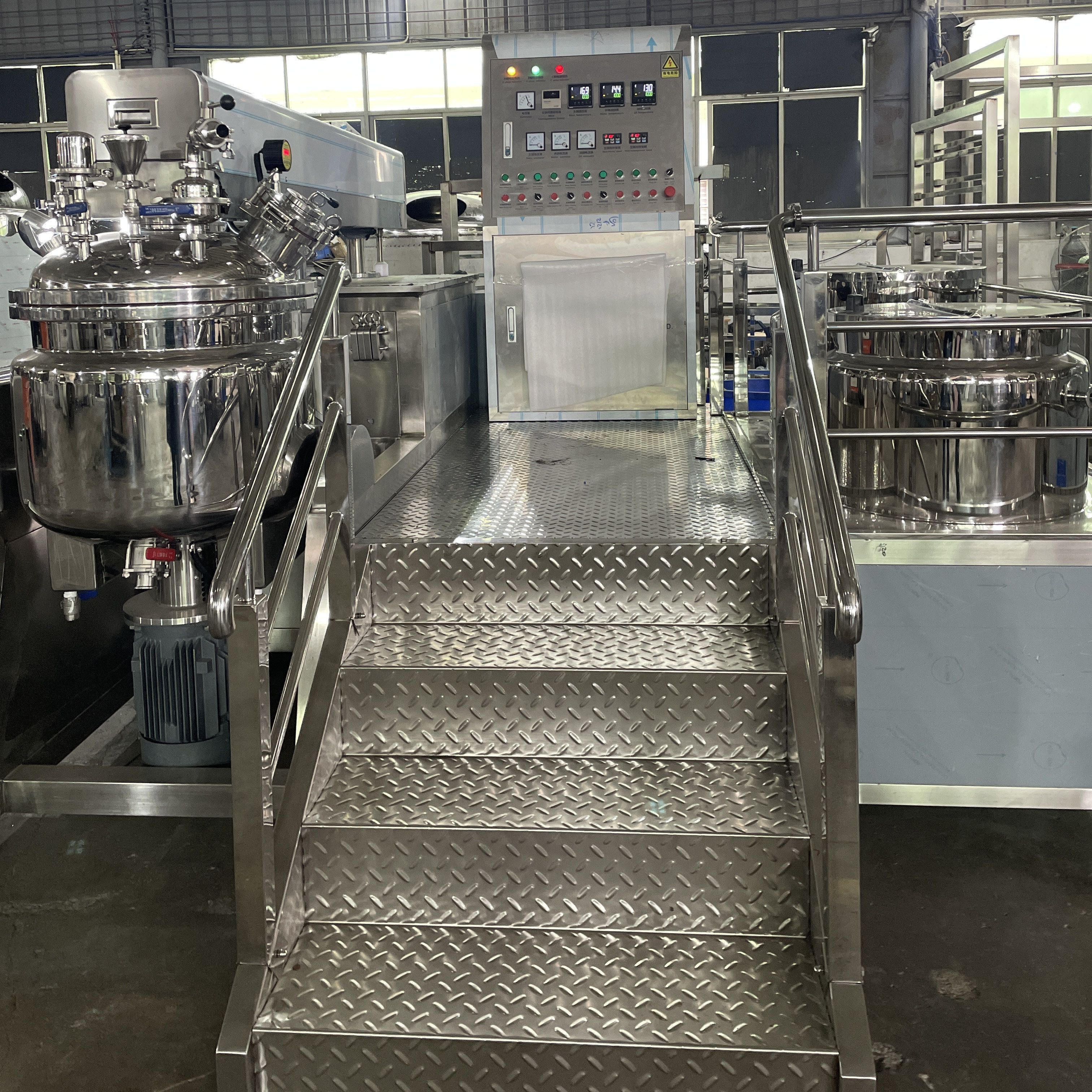 Cosmetics Facial Cream Vacuum Homogenizing Emulsifying Mixer Machines Body Lotion Production Processing Mixing Tank For Skincare