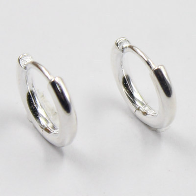 Hot Selling Korean Style Elegant Women Earrings Ins Style S925 Sterling Silver Earrings Smooth Surface Huggie Hoop Earrings /