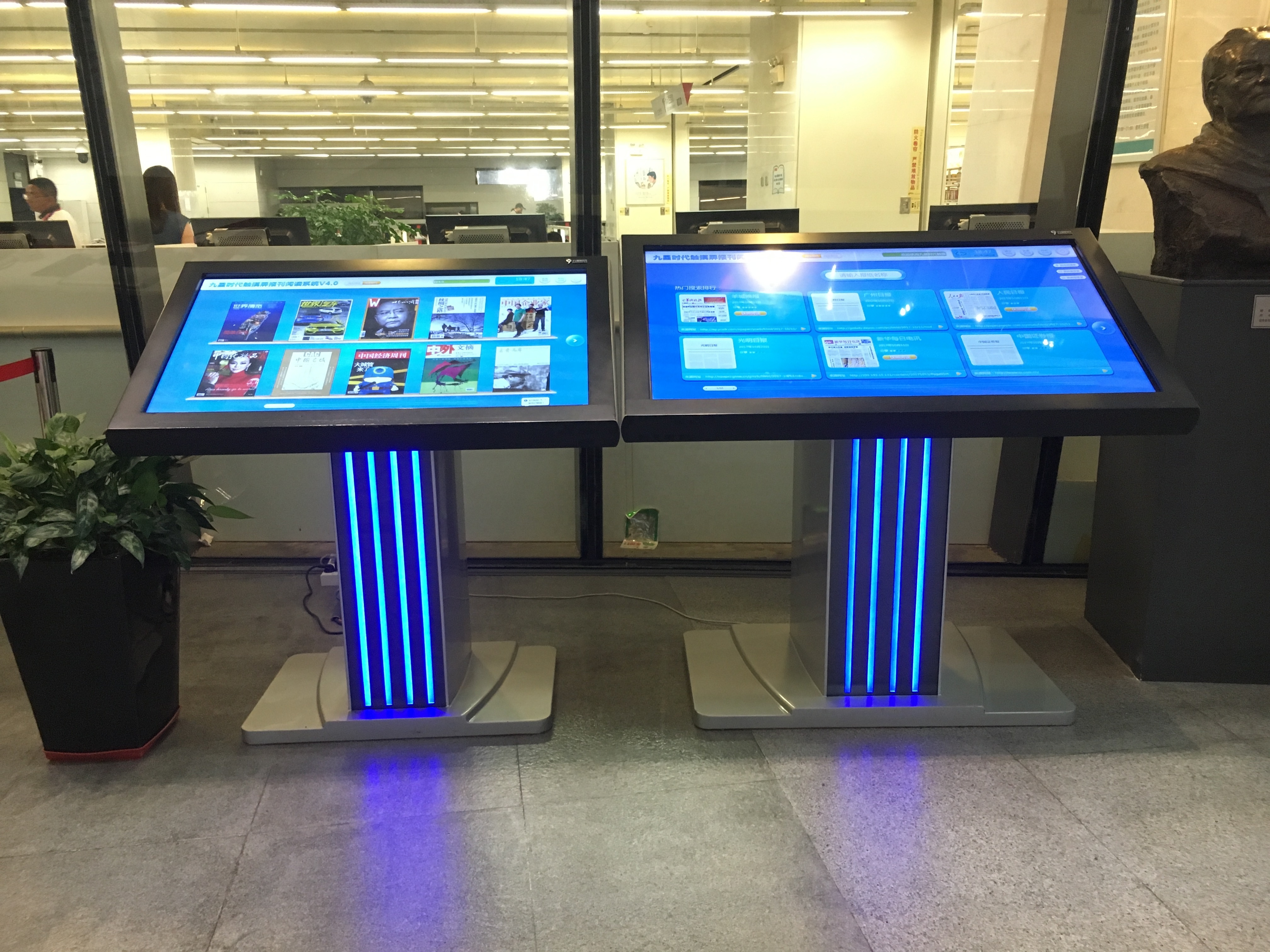 IRTECH Android tv touch screen indoor interactive information digital kiosk smart podium all in one customer touch screen table