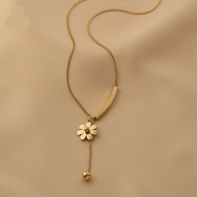 Floral Daisy Charm Necklace Light Luxury Niche Design Stainless Steel Flower Collarbone Chain 18K Gold Fashionable Women Jewelry