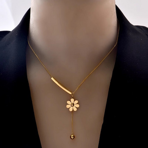 Floral Daisy Charm Necklace Light Luxury Niche Design Stainless Steel Flower Collarbone Chain 18K Gold Fashionable Women Jewelry