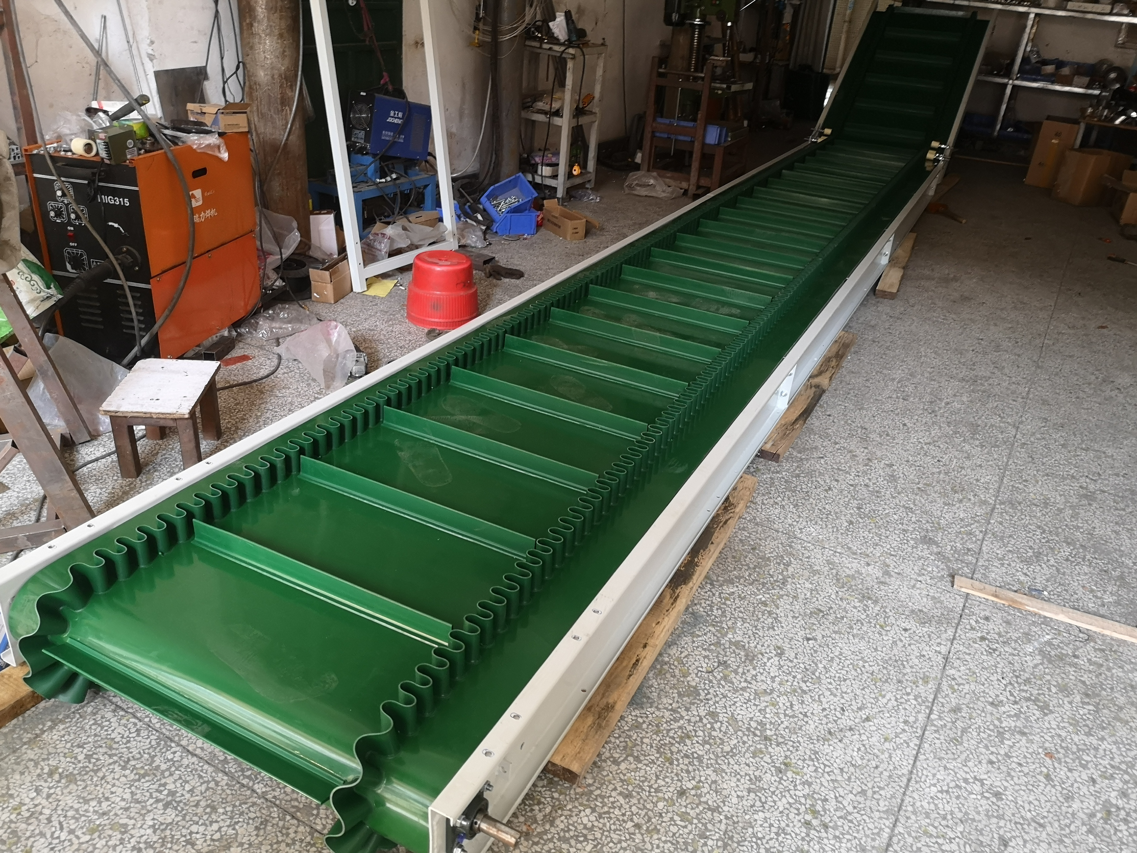 Inclined Sidewall Belt Conveyor Machine, bucket conveyor belt