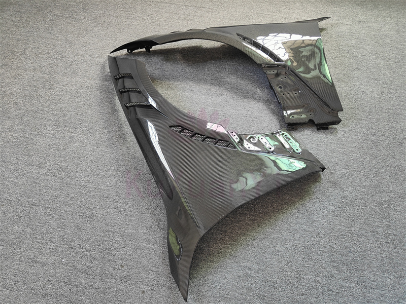 A pair of high-quality 3K carbon fiber L-style mudguards for direct factory sales of B 4 Series G26 four door body kit