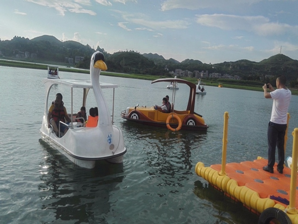 Guangzhou factory exports 4 people pedal boat  water bicycle swan pedal boat(M-078) goose boat for family amusement