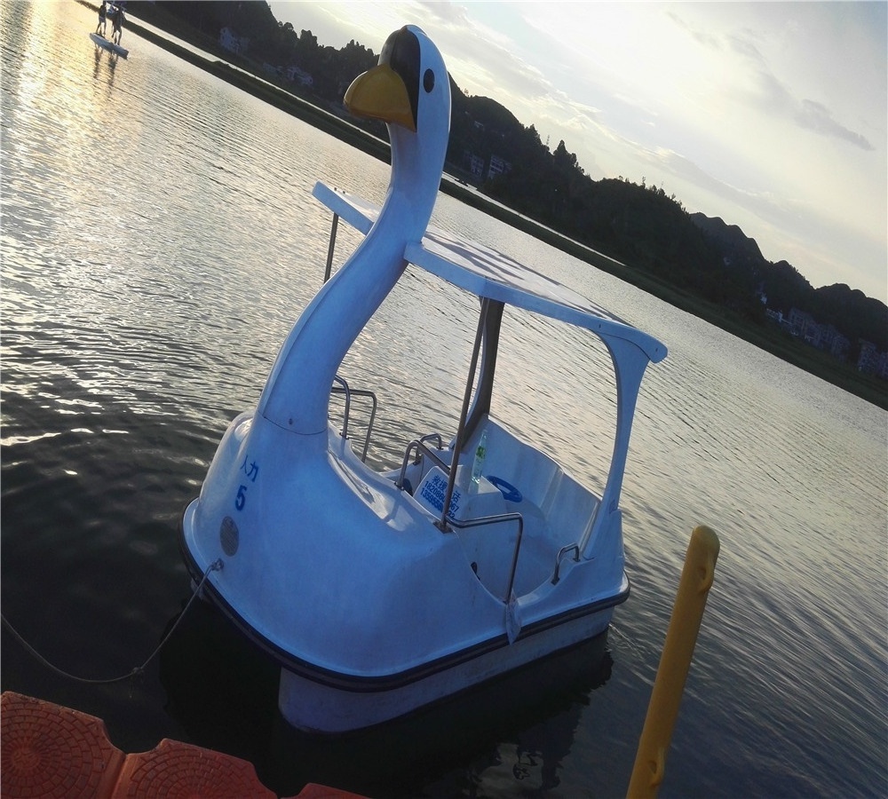 Guangzhou factory exports 4 people pedal boat  water bicycle swan pedal boat(M-078) goose boat for family amusement