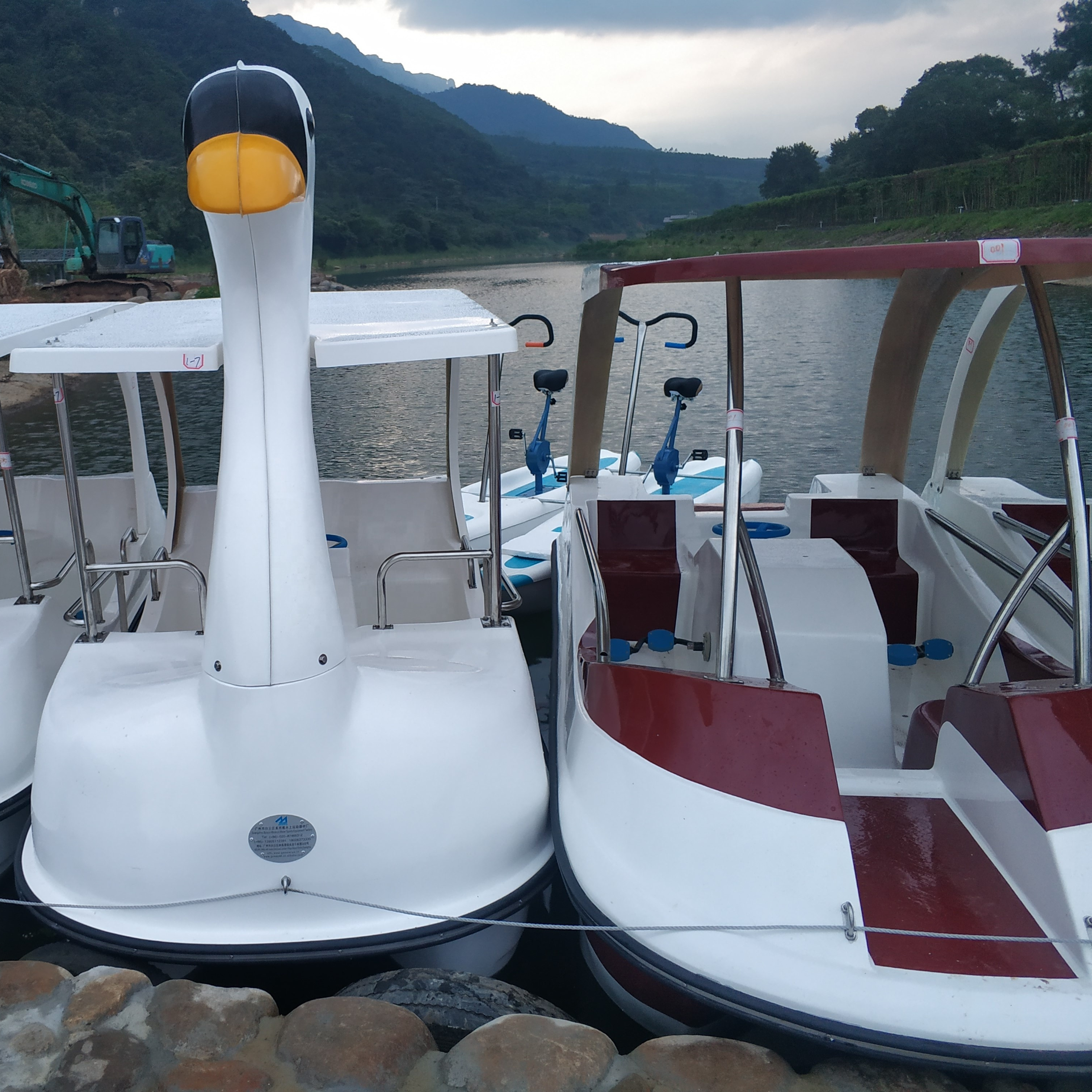 New design pedal boat Sea lake 304 stainless steel hardware FRP swan boat thick fiberglass pedal boat for sale