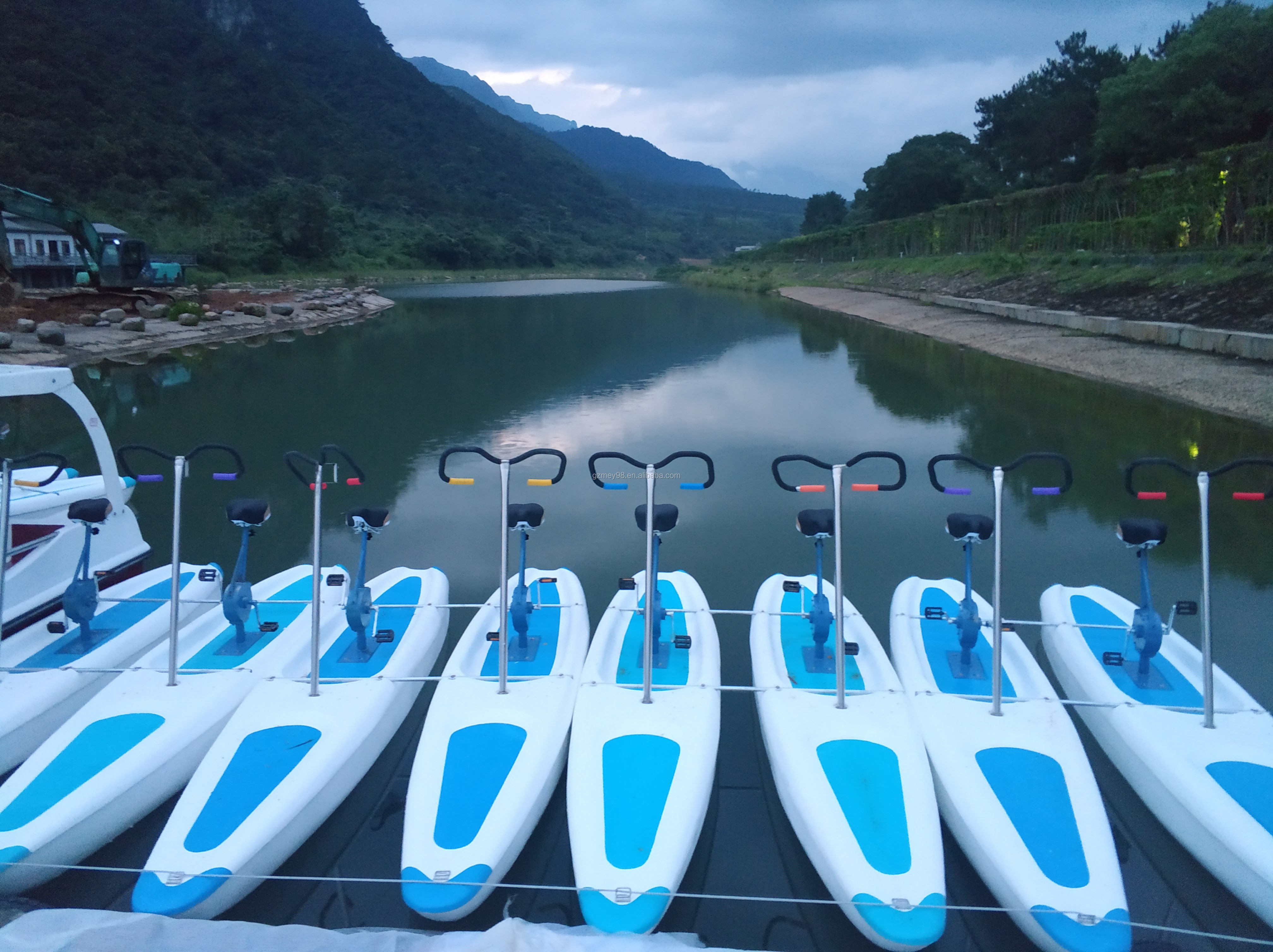 water bike pedal boats pedalo for sale(M-030) water park sports equipment manufacturer fiberglass bike