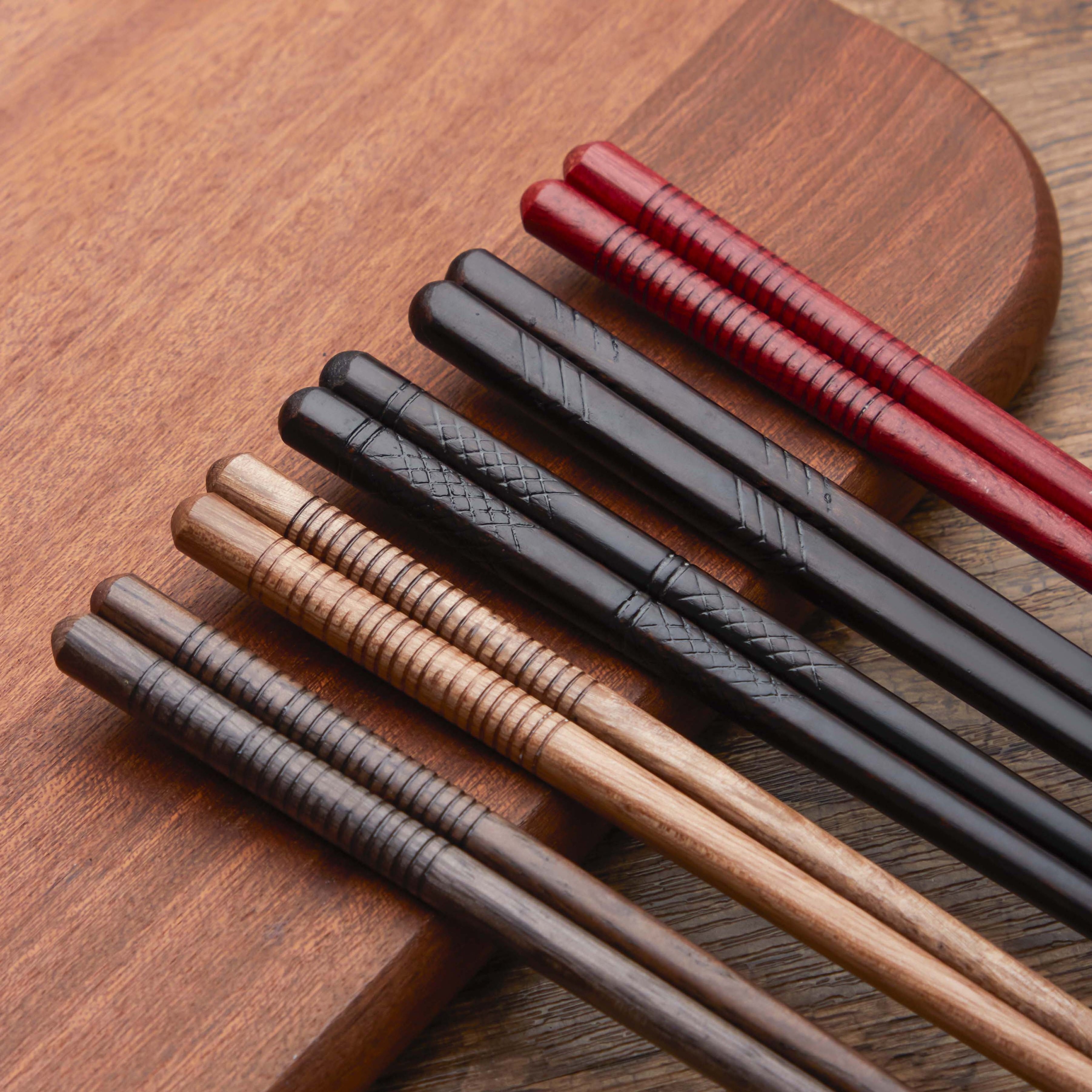 Custom Logo Ivory Black Wooden Chopsticks And Ceramic Holder Set Sushi Custom Japanese Chopsticks Chinese Wood Chopsticks