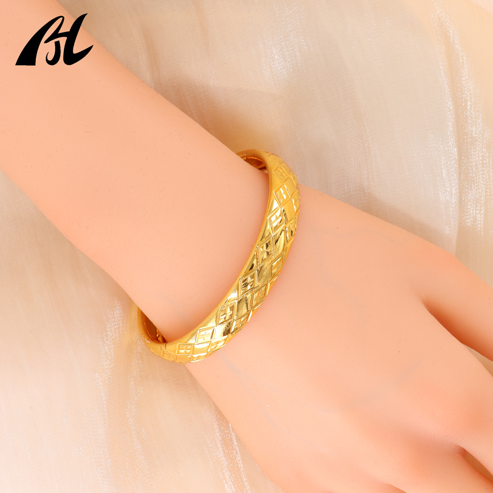 Custom Luxury Dubai Gold Plate Saudi Vintage Classic Women Jewelry Bridesmaid Bracelets Bangles