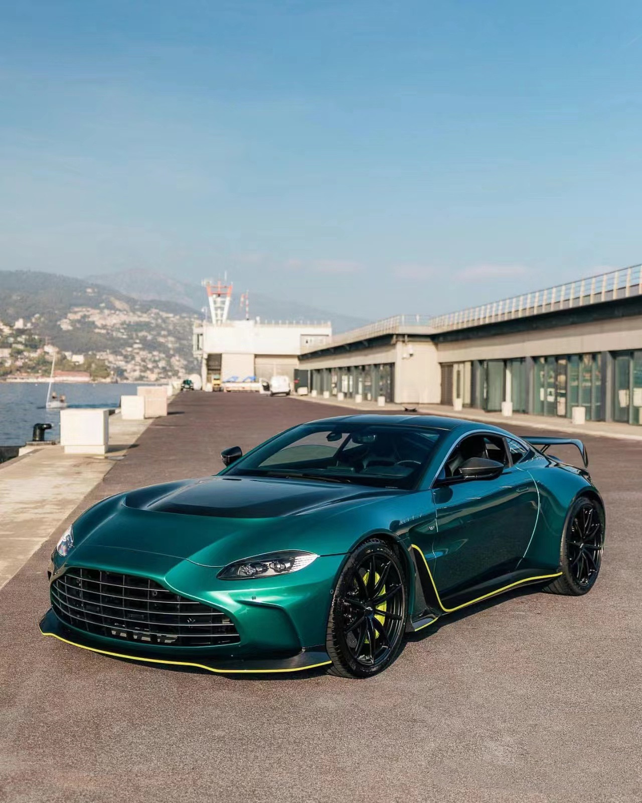 for Aston Martin Vantage Carbon fiber body kit  Vantage upgrades V12 F1-style front and rear bumper spoiler body kit