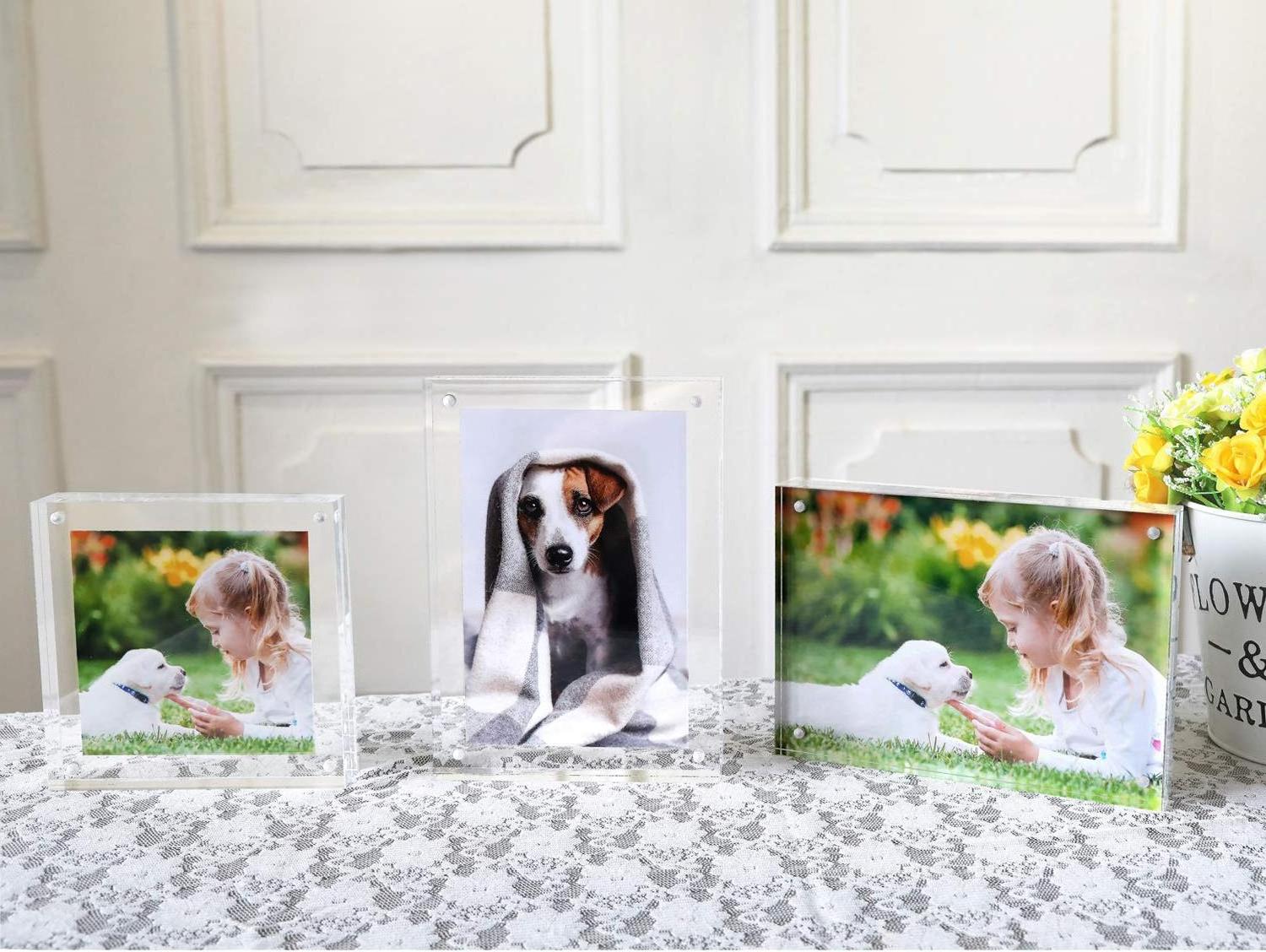 Acrylic Photo Frames 12.7 x 17.7cm Clear Double Sided Magnetic Picture Frameless Desktop Display with Photo Frame Holder