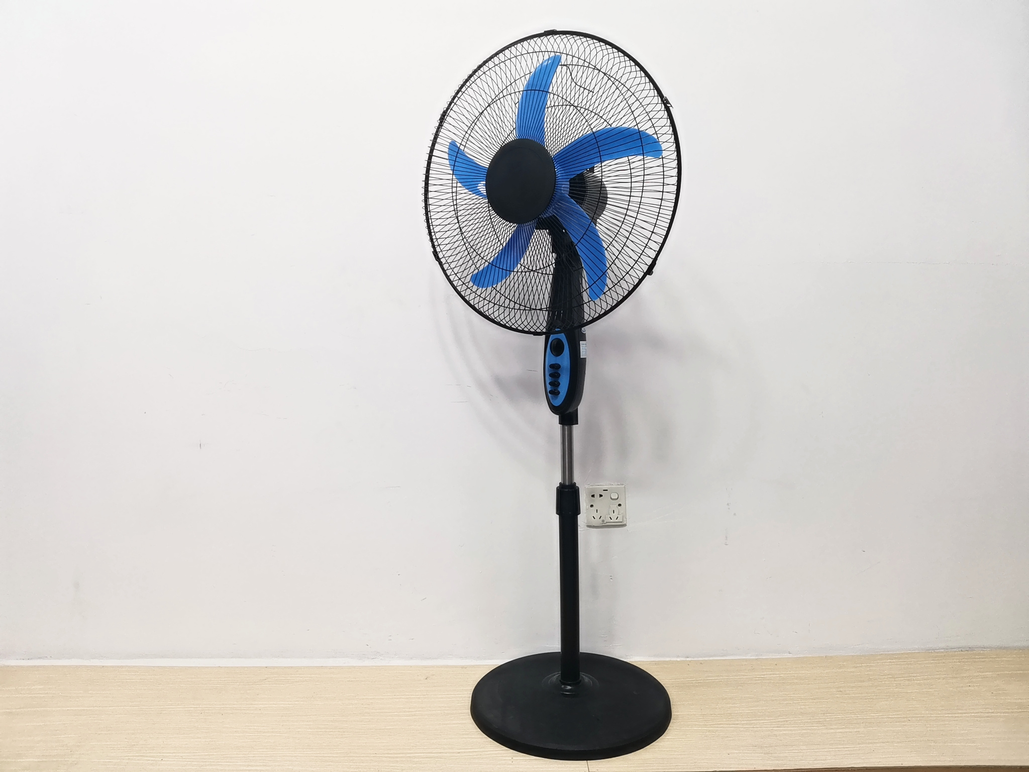 Economical AC DC stand fan for Africa 16 inch 18 inch DC stand fan with led light solar dc stand fan with timer