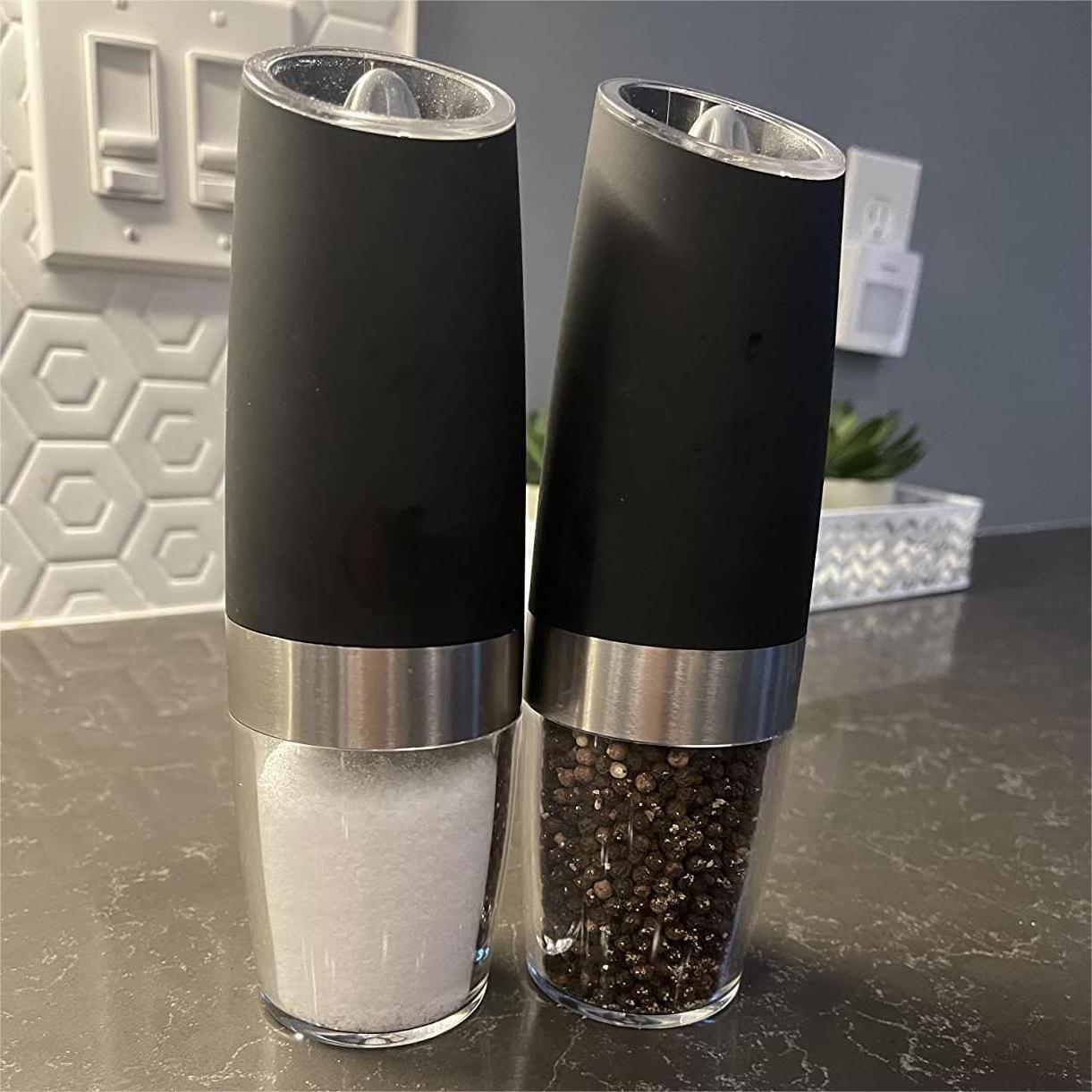 Hot Electric gravity salt and pepper grinder set spice jar rechargeable Black pepper mill grinder with blue light and stand