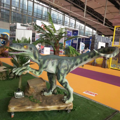 Theme playground animatronic robotic movements dinosaurs in garden