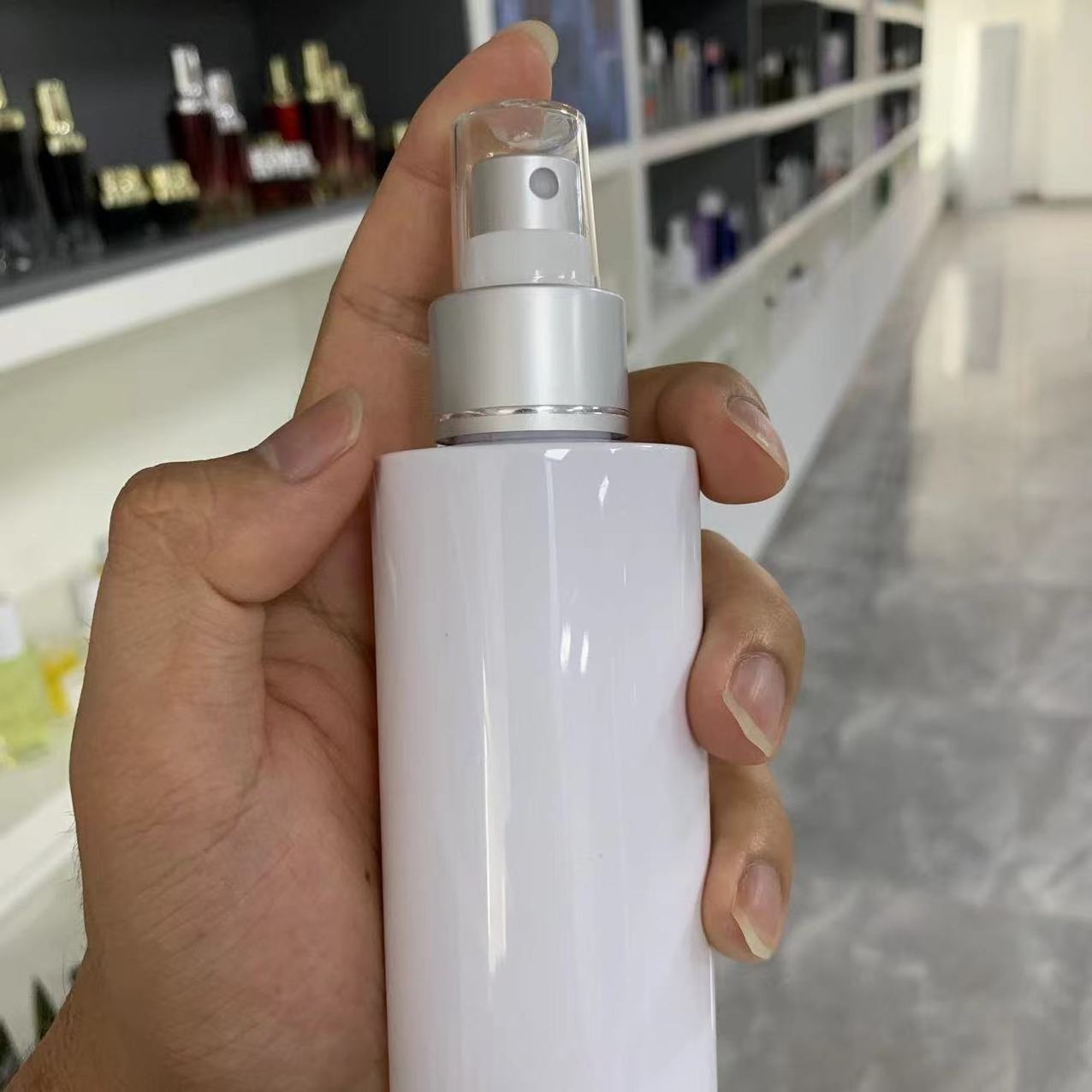 100ml 150ml 200ml White Cosmetic Pet Plastic Spray Bottle / Empty Mist Spray Pump Bottles In Stock