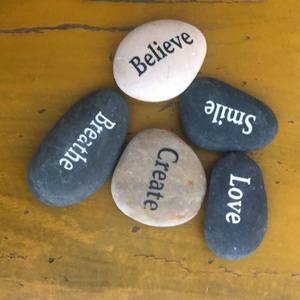 Factory price polished engraved word pebbles stone with black white stone color