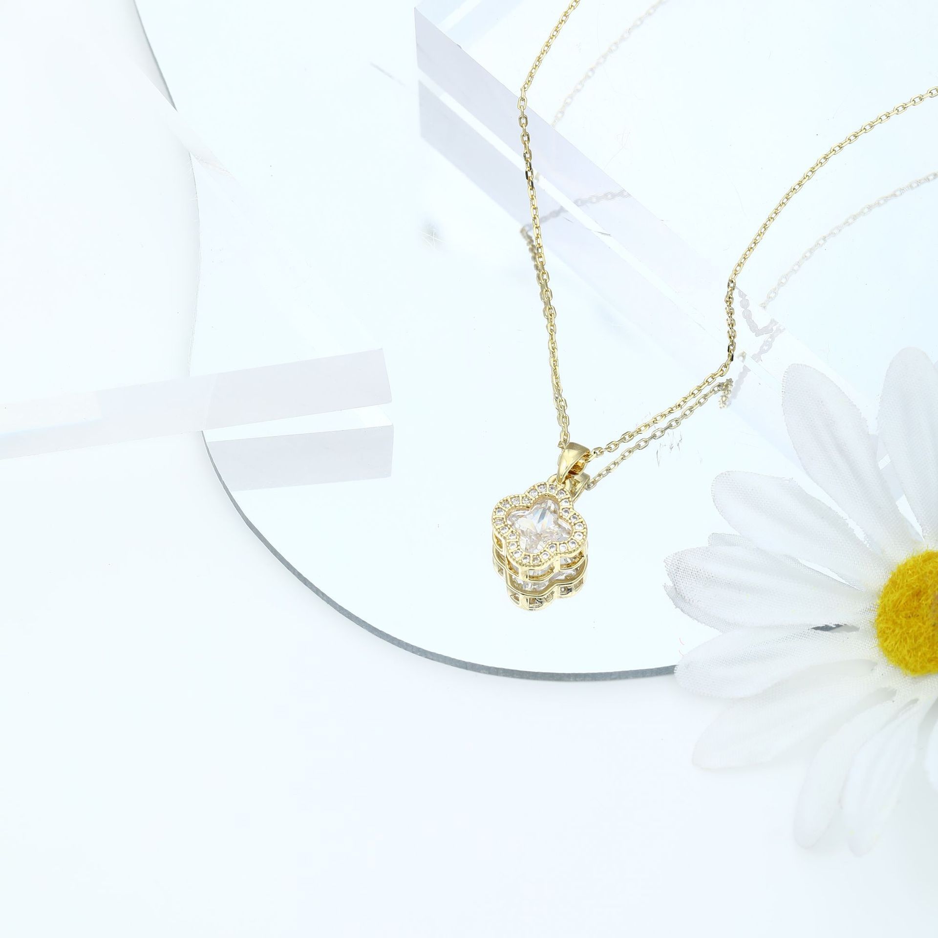 Micro set zircon pendant Four-leaf clover necklace lucky grass necklace high-end luxury versatile clavicle chain