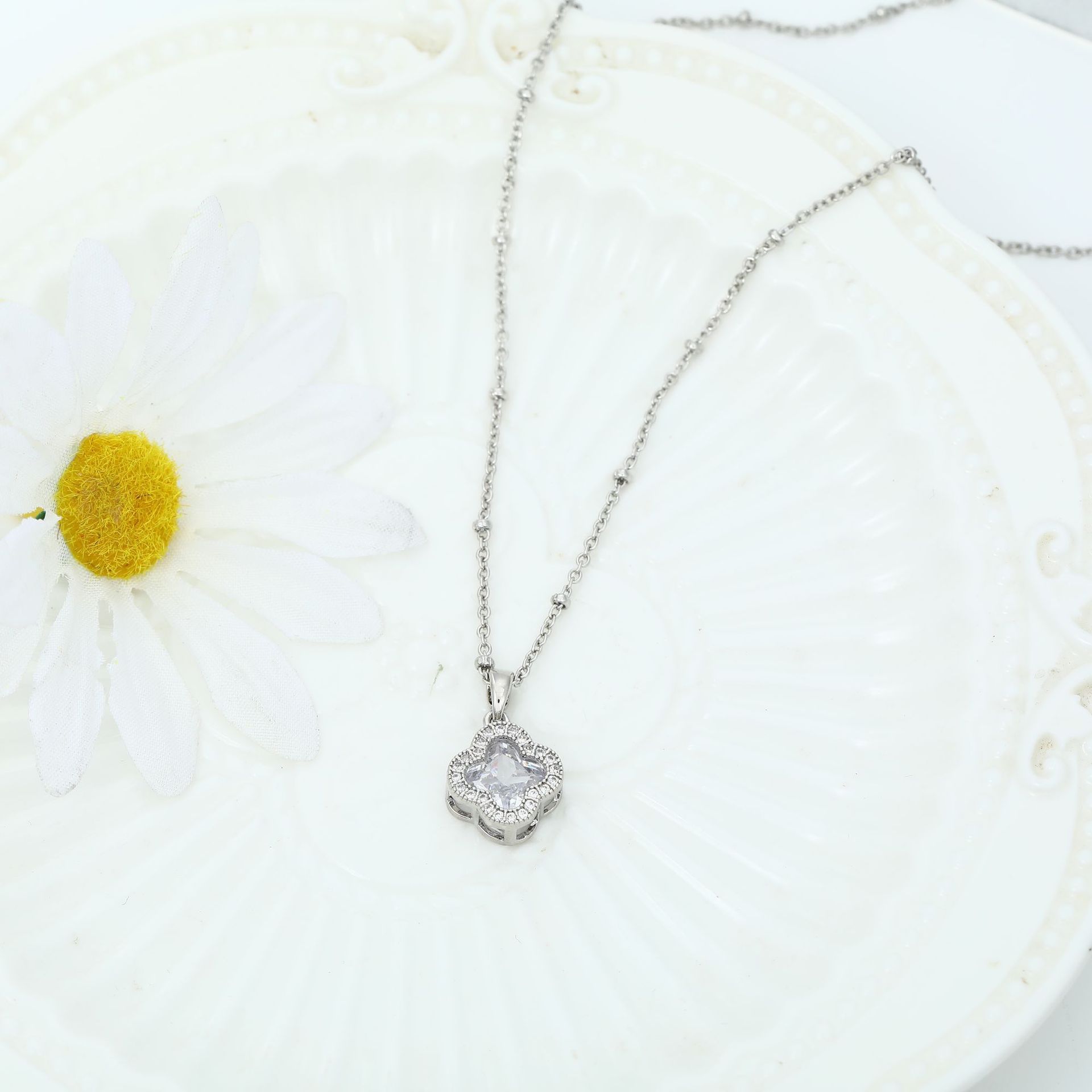 Micro set zircon pendant Four-leaf clover necklace lucky grass necklace high-end luxury versatile clavicle chain