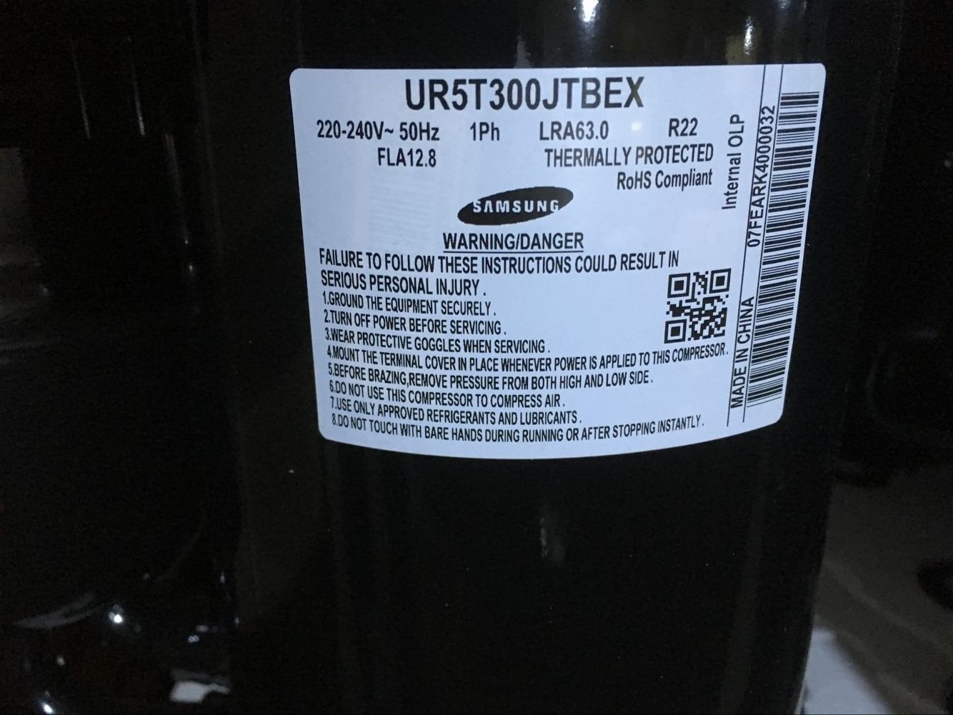 Model UR5T300JTBEX A/C Rotary Compressor R22 220-240V/50Hz/1pH 30000 BTU