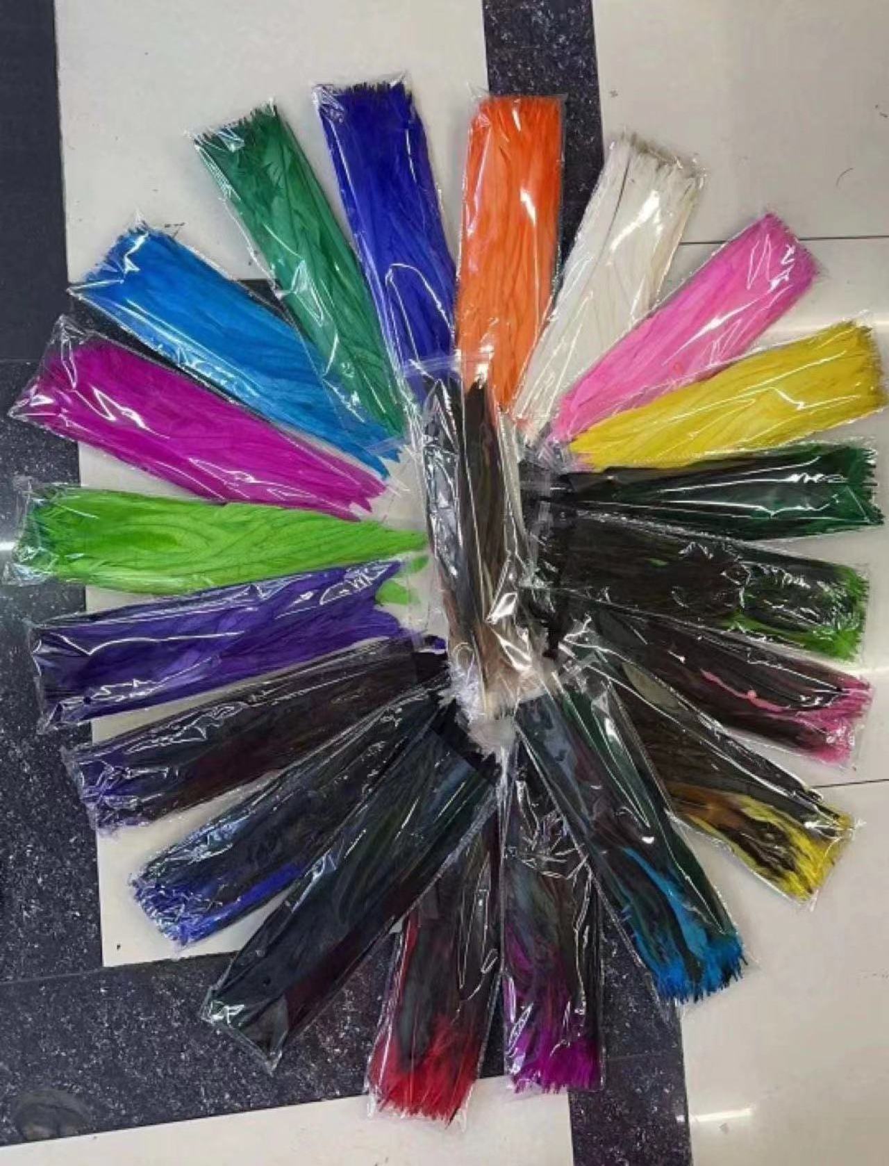 ZSY Factory Wholesale Selected 40-45 cm Bleached Dyed Rooster Tail Feathers for Carnival Costume and Samba Dance