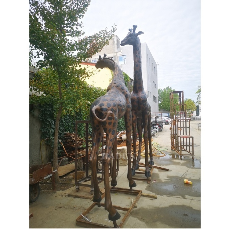 Hot Sale Outdoor Garden Decoration Life Size Casting Metal Bronze Giraffe Statue Large Giraffe Couple Sculpture