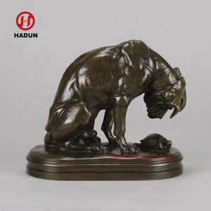 Home decoration life size a dog watching a turtle bronze sculpture