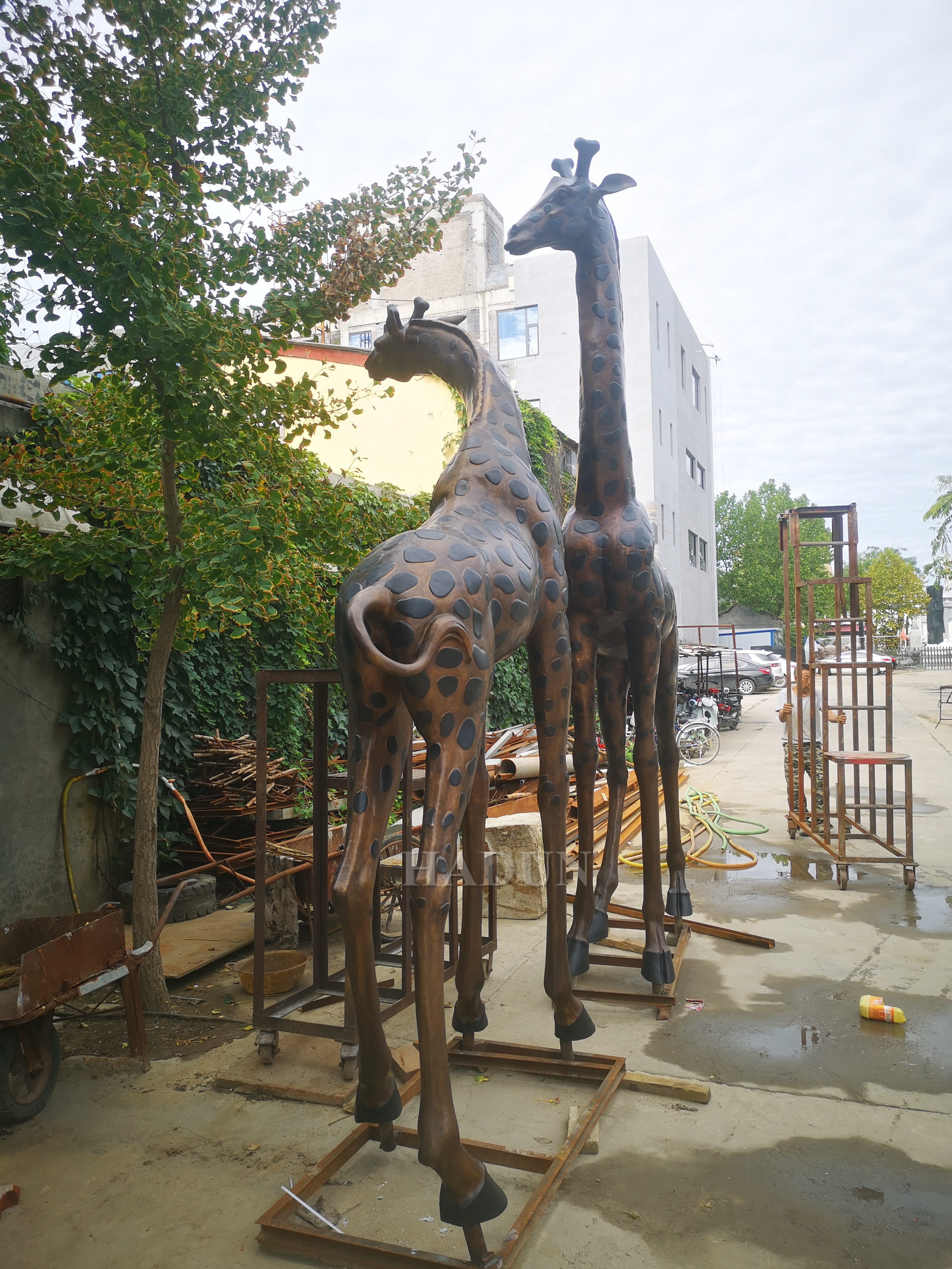 Hot Sale Outdoor Garden Decoration Life Size Casting Metal Bronze Giraffe Statue Large Giraffe Couple Sculpture