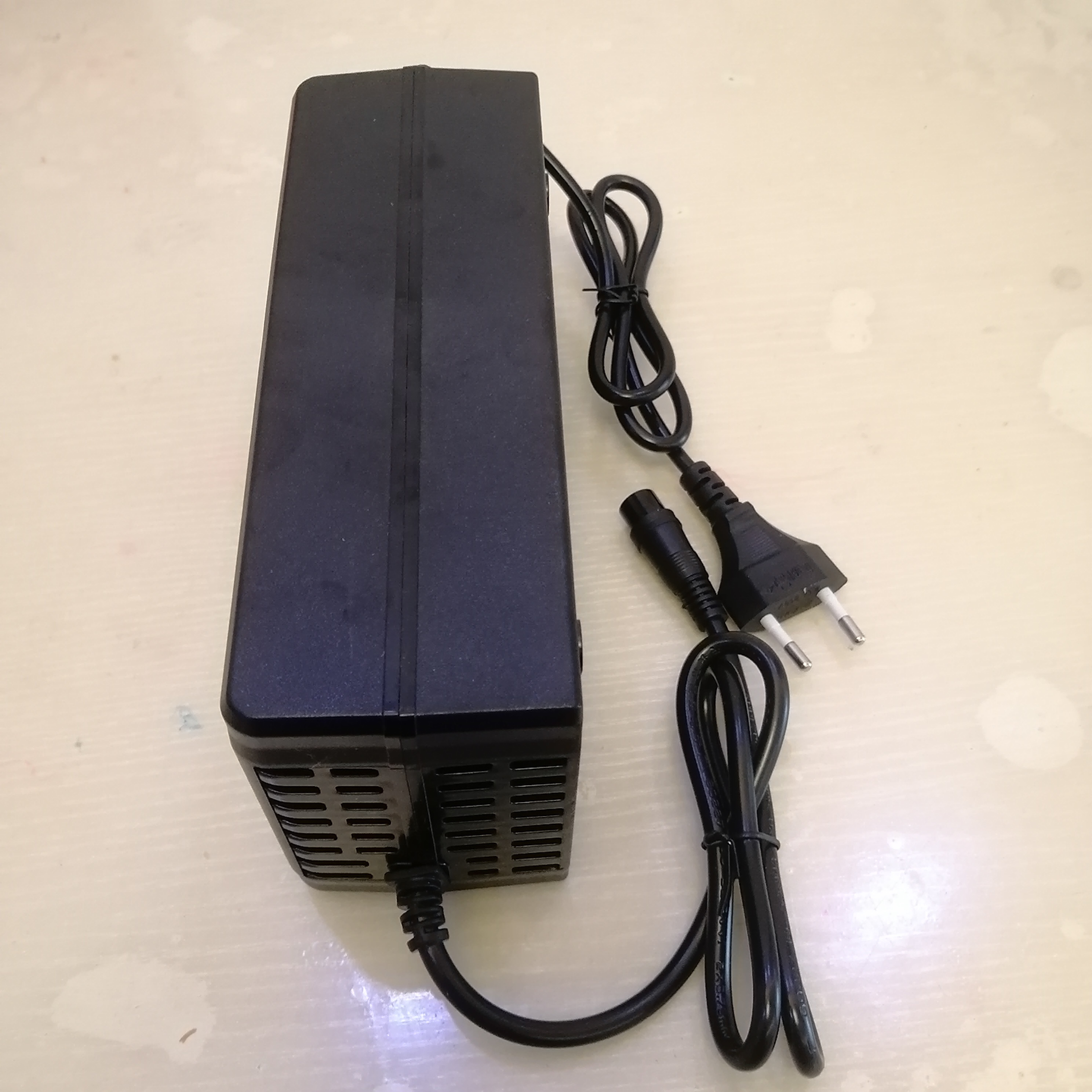 Hot sale 16s 67.2v 5a lithium ion battery charger to charge a 60V 12AH batteries for Scooter