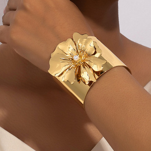 Yingtong Fashion Chunky Wide Big Gold Pearl Flower Bracelet Women Metal Cuff Bangles Jewelry 2024