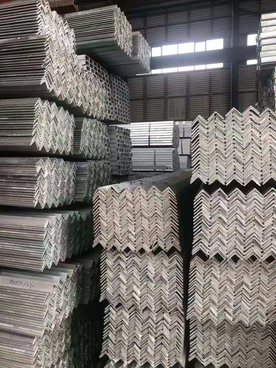 Factory price Q235 Q345B Hot Rolled  Angel Iron 100*100*6mm Size Angle Steel Bar