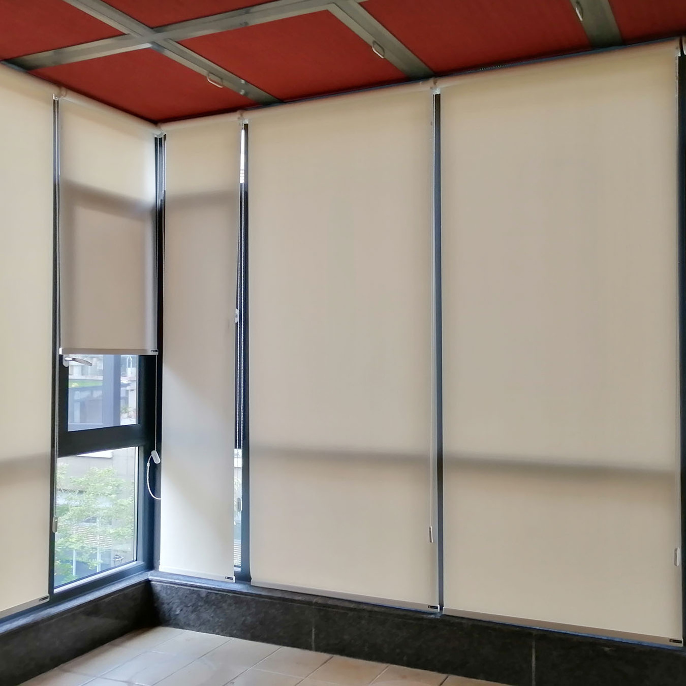 Customized hotel office horizontal blackout window blinds to darken  smart motorized wifi roller blinds for classroom