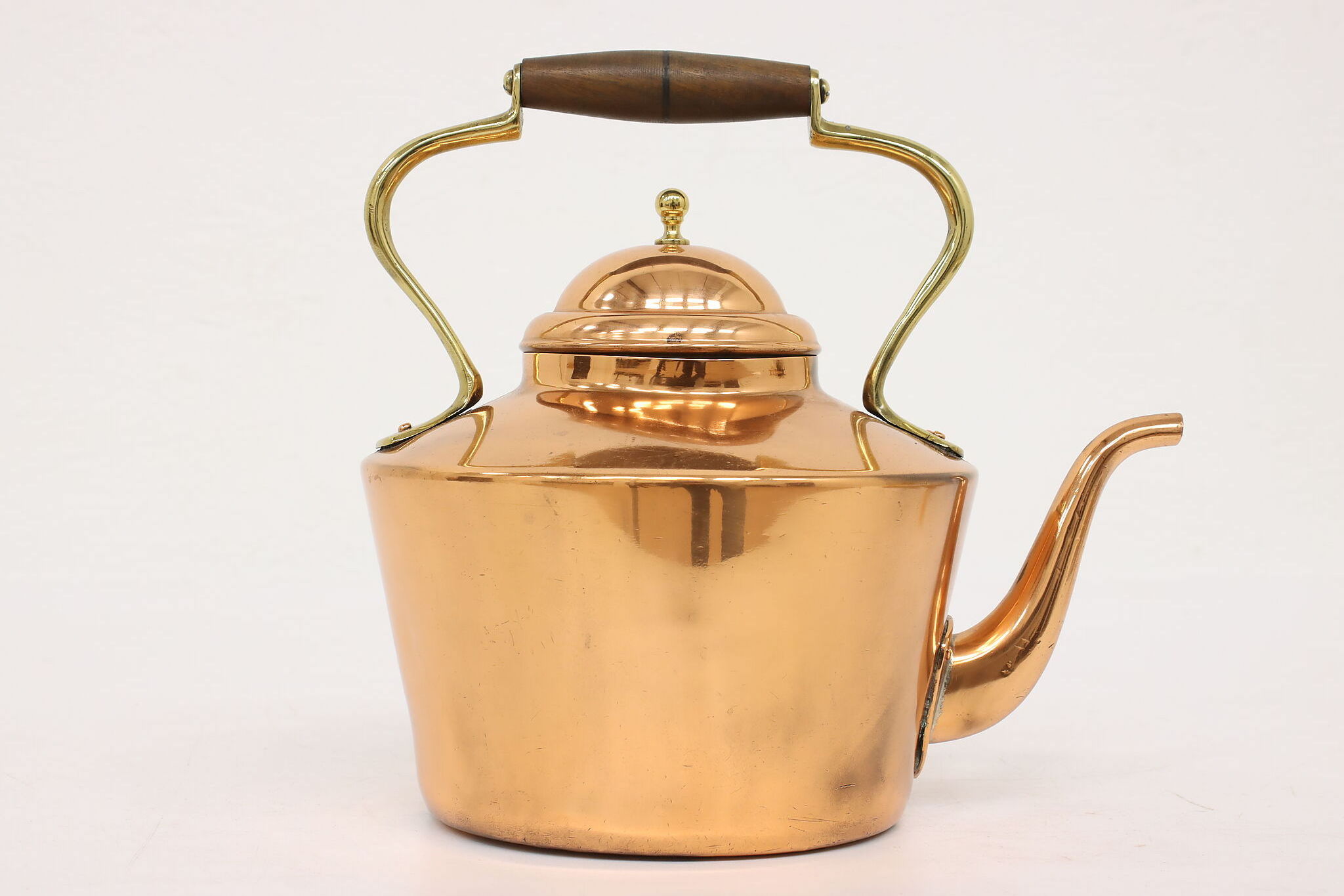 Traditional copper tea kettle brass and walnut handle teapot for hotel restaurant home kitchenware coffee pot made in India 2023