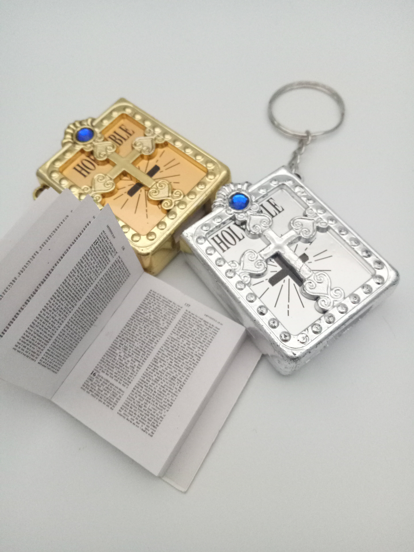 2022 Catholic religious jewelry Cross mini bible pendant (random blue or red diamond) keychain Factory Wholesale