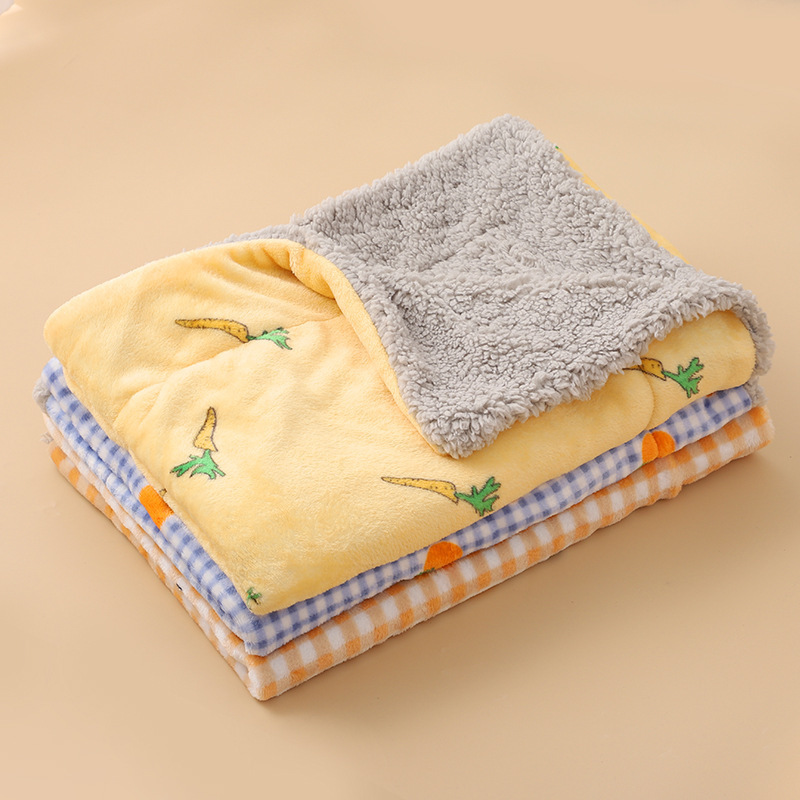 Four Seasons universal puppy sleeping blanket dog pet small dog autumn and winter sleeping blanket winter pet quilt