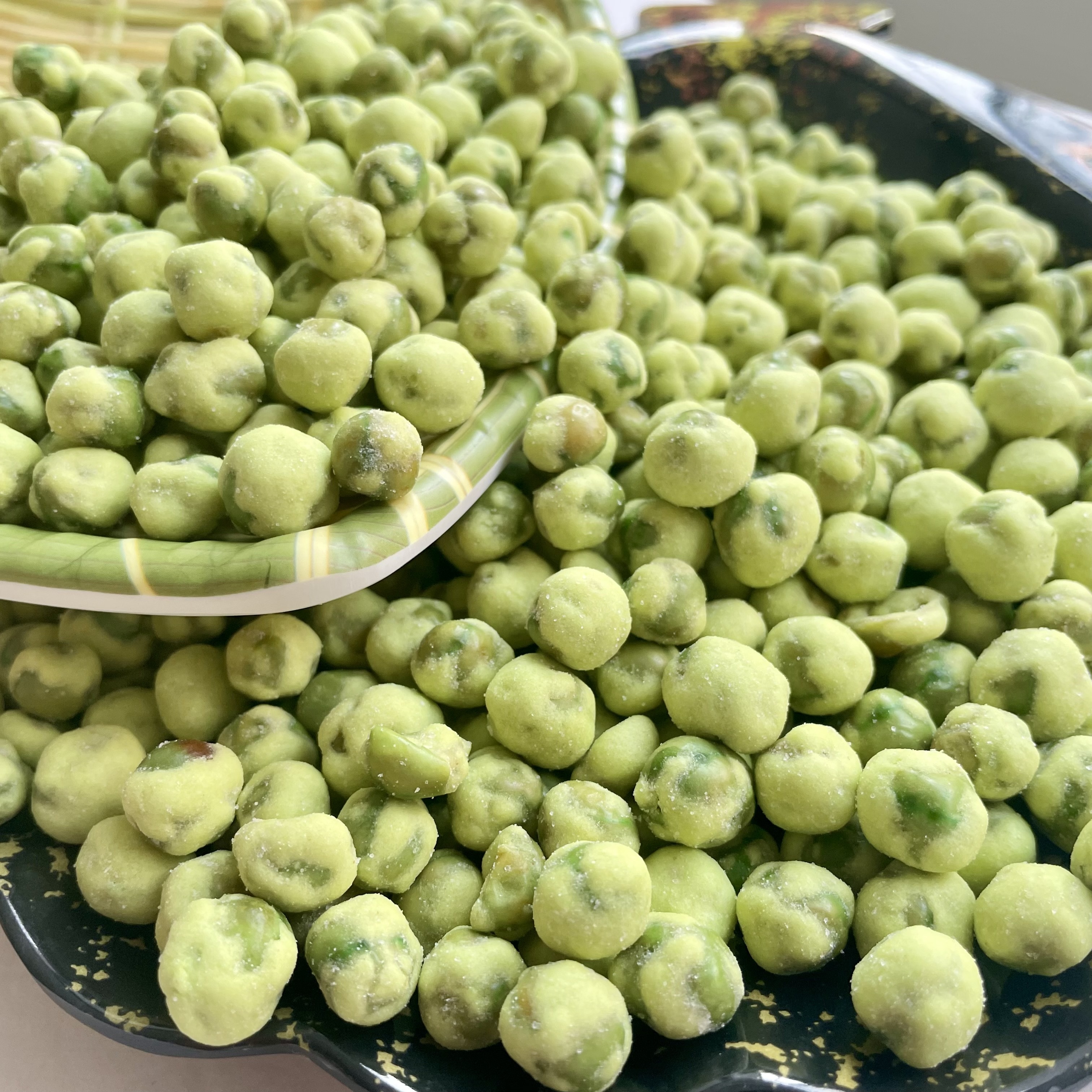 Crispy garlic mustard tastes wasabi coated green pea snacks fried green peas