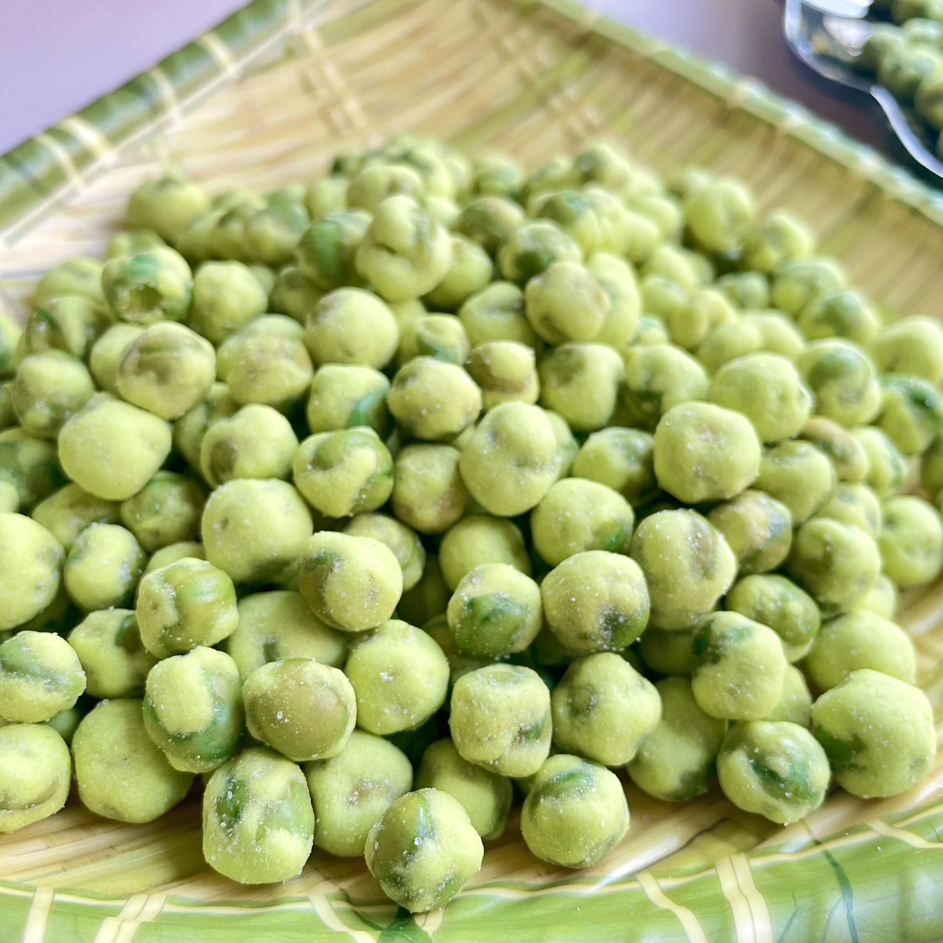 Crispy garlic mustard tastes wasabi coated green pea snacks fried green peas