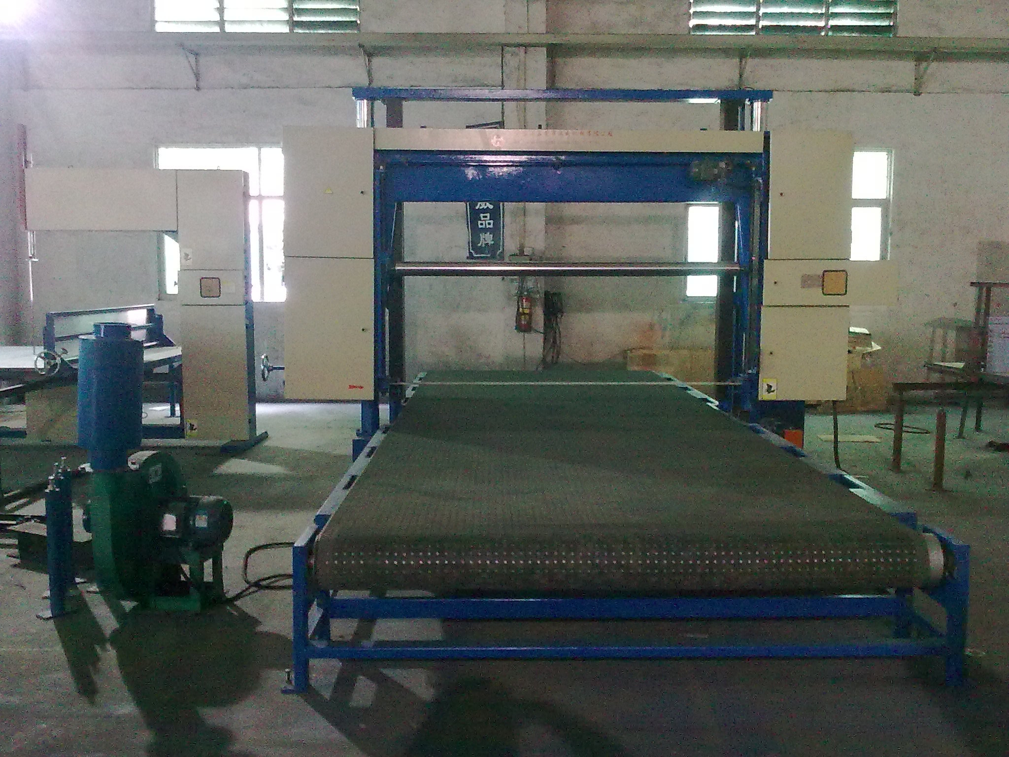 P2200PX conveyor belt horizontal foam cutting machine with vacuum