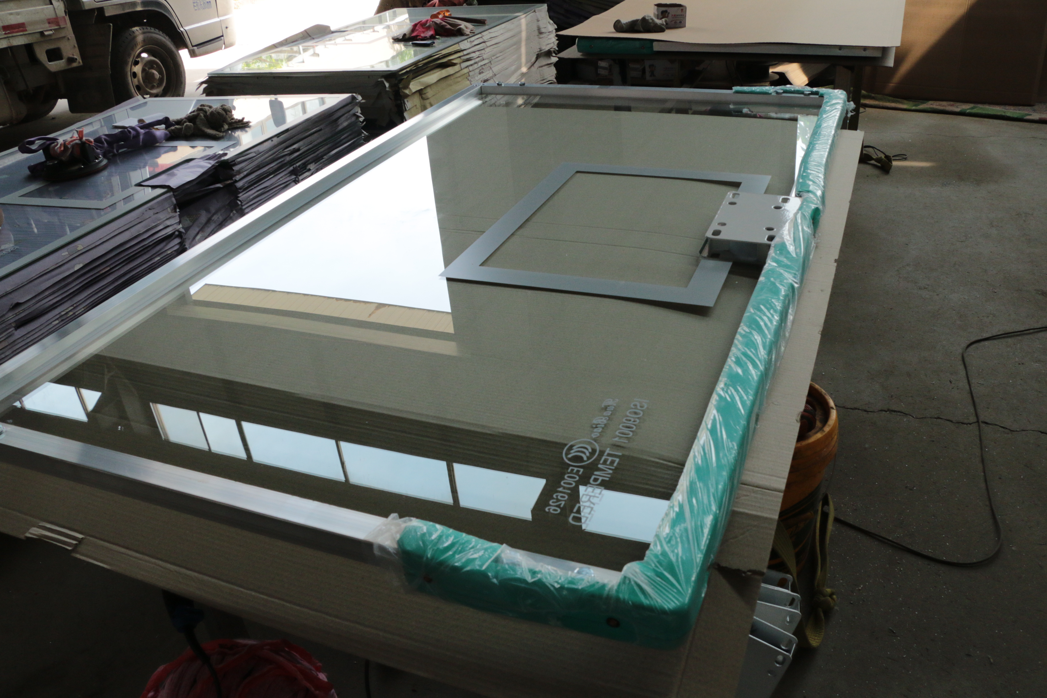 Manufacturers customize adjustable tempered glass basketball backboard and basketball hoop