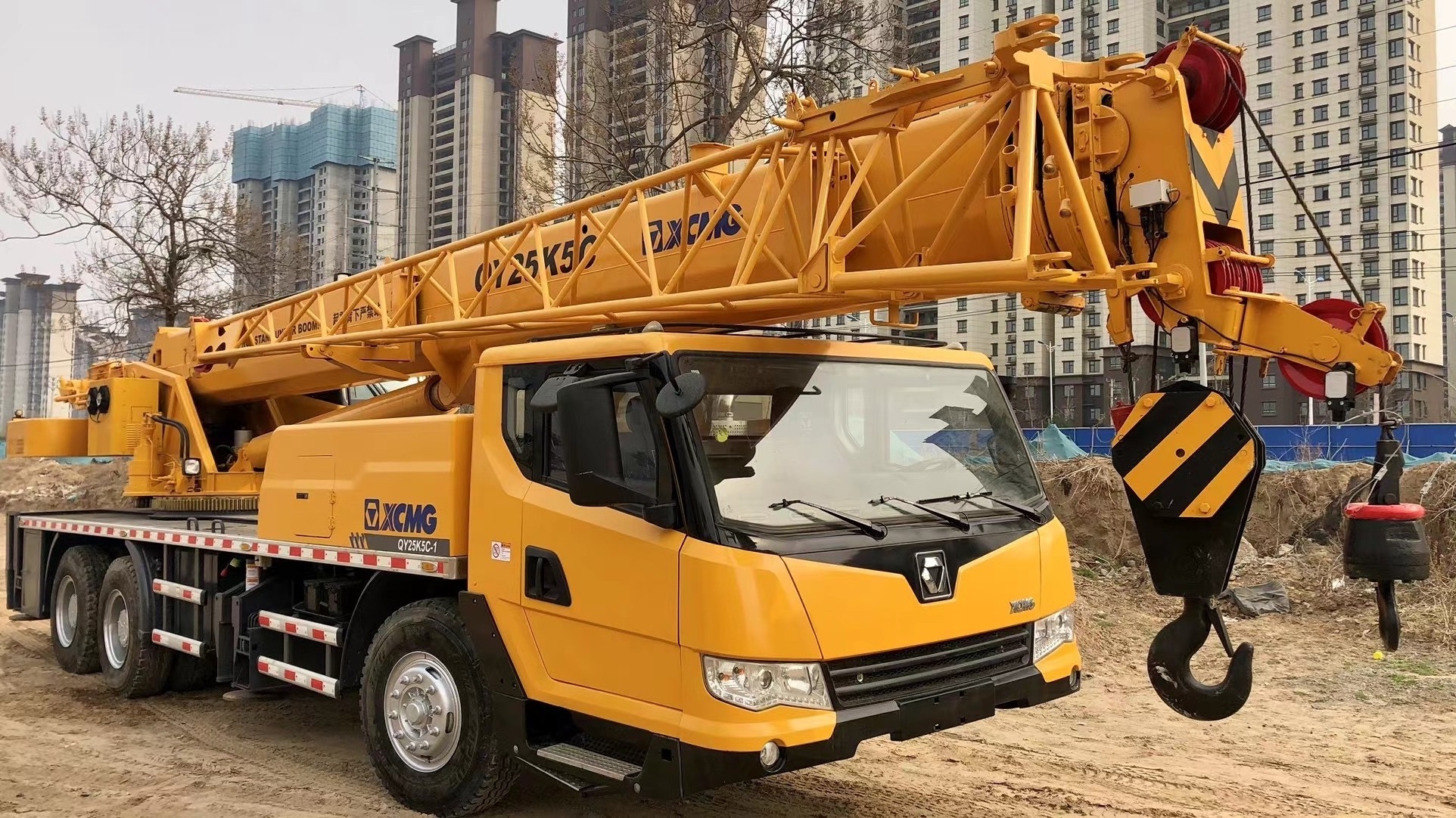 NEW middle size 25ton Truck Crane 30ton QY25K5C with 50m full-extend boom Loading 25 Tons 5 Boom Hydraulic Truck Cranes