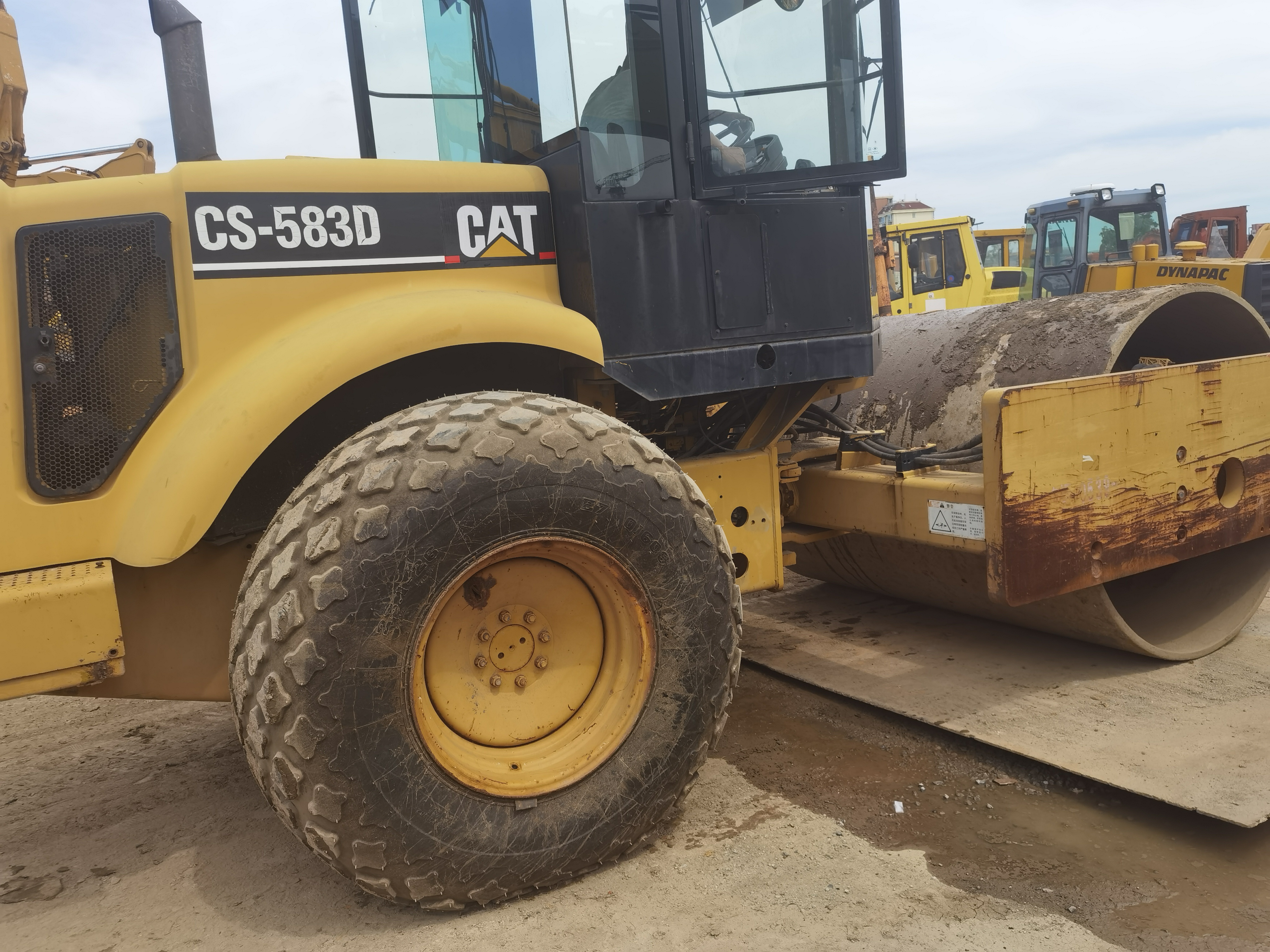 Good performance Cat cs583D used road roller compactor in Shanghai Used caterpillar Road Roller